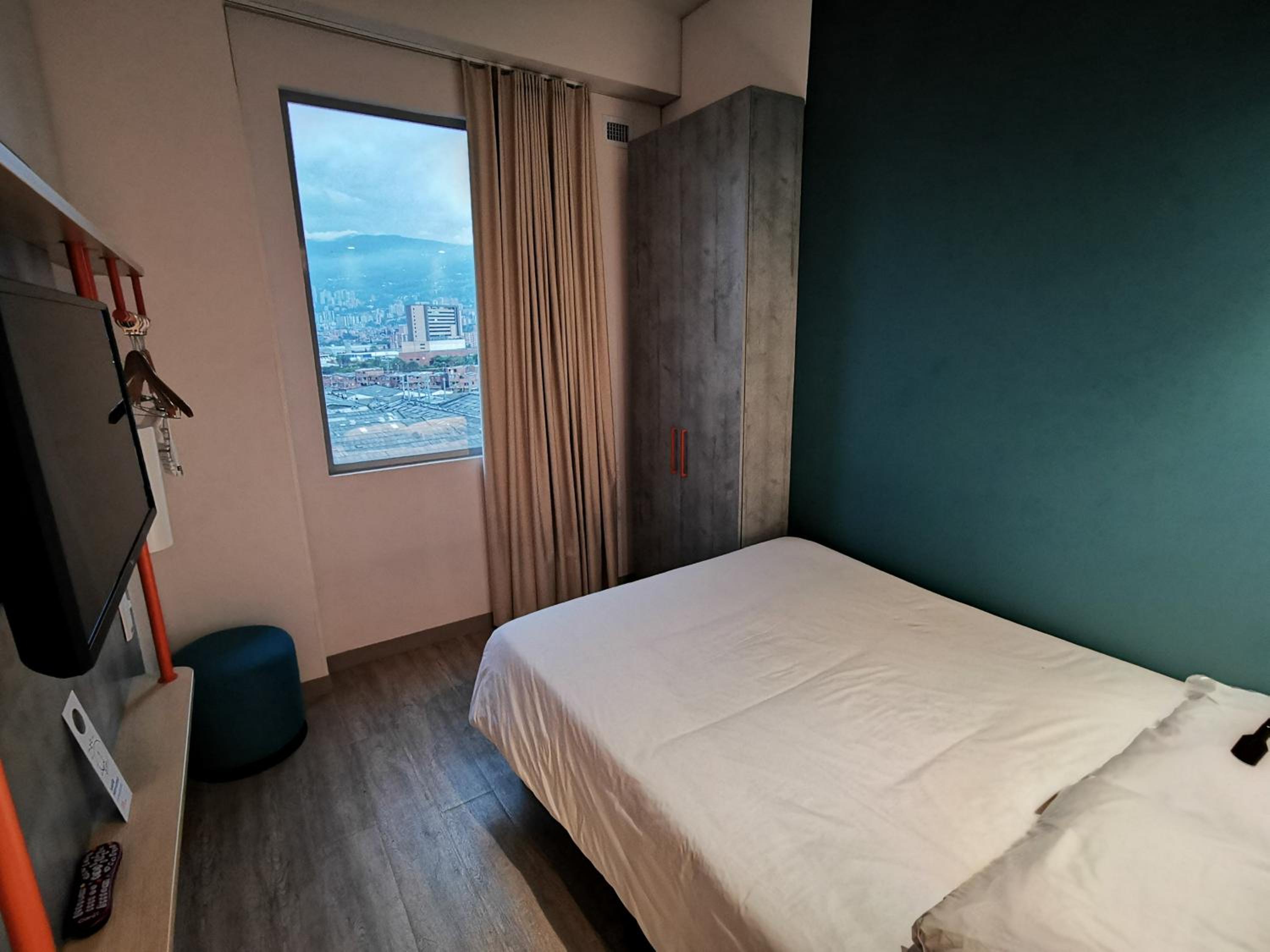 Standard Room with one double and one single bed - Photo 2