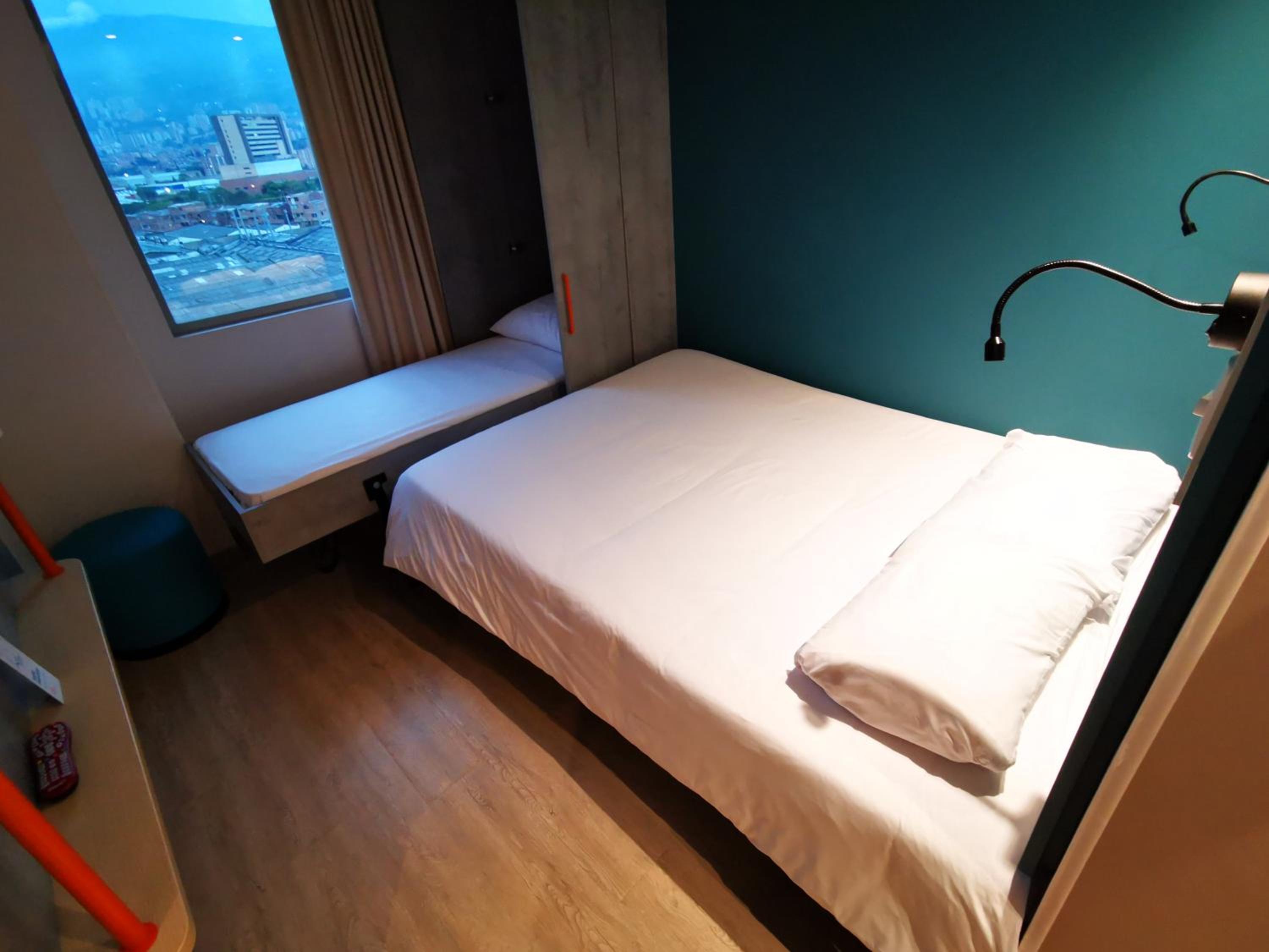 Standard Room with one double and one single bed - Photo 1
