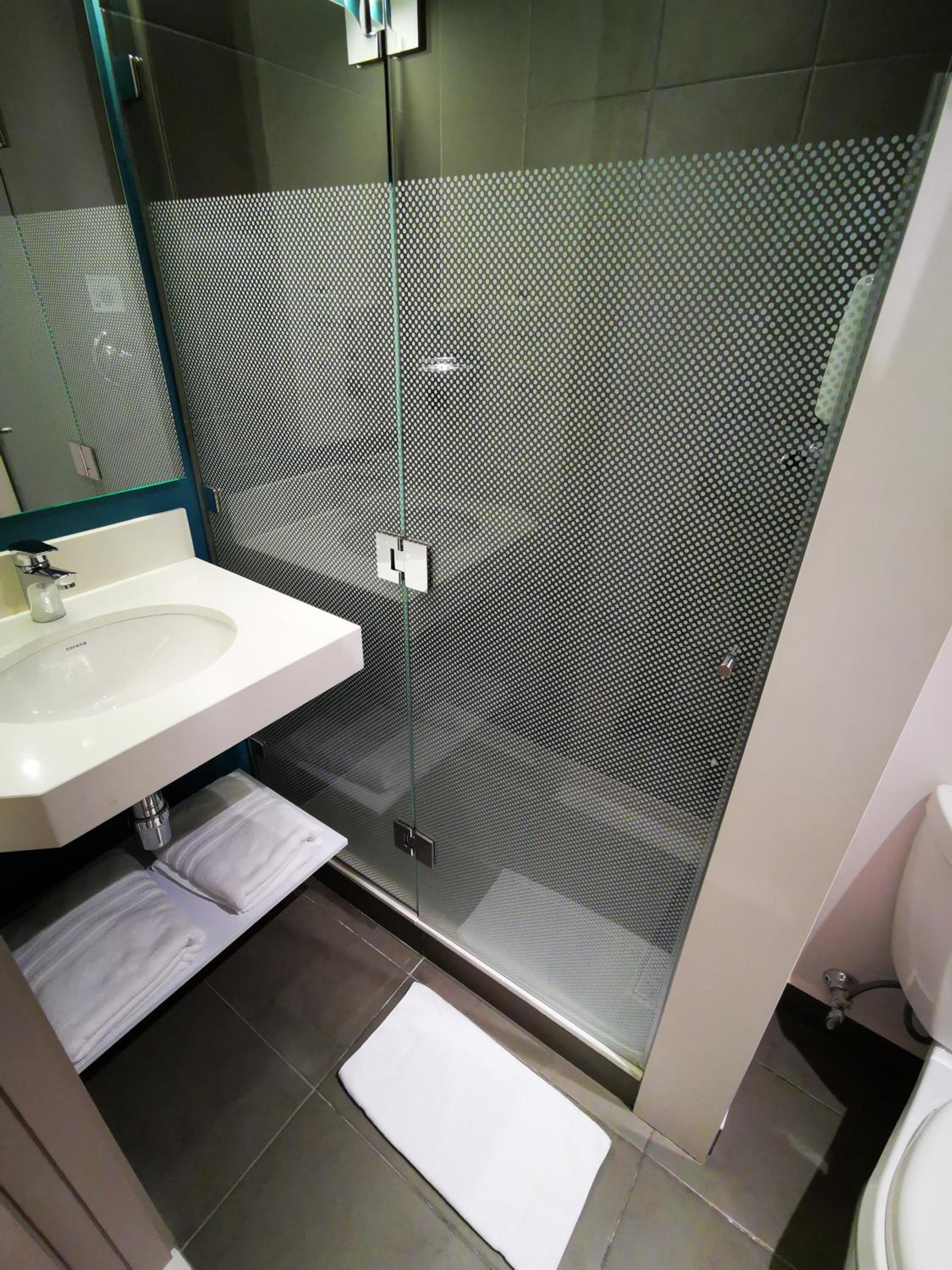 Standard Room with one double and one single bed - Photo 6