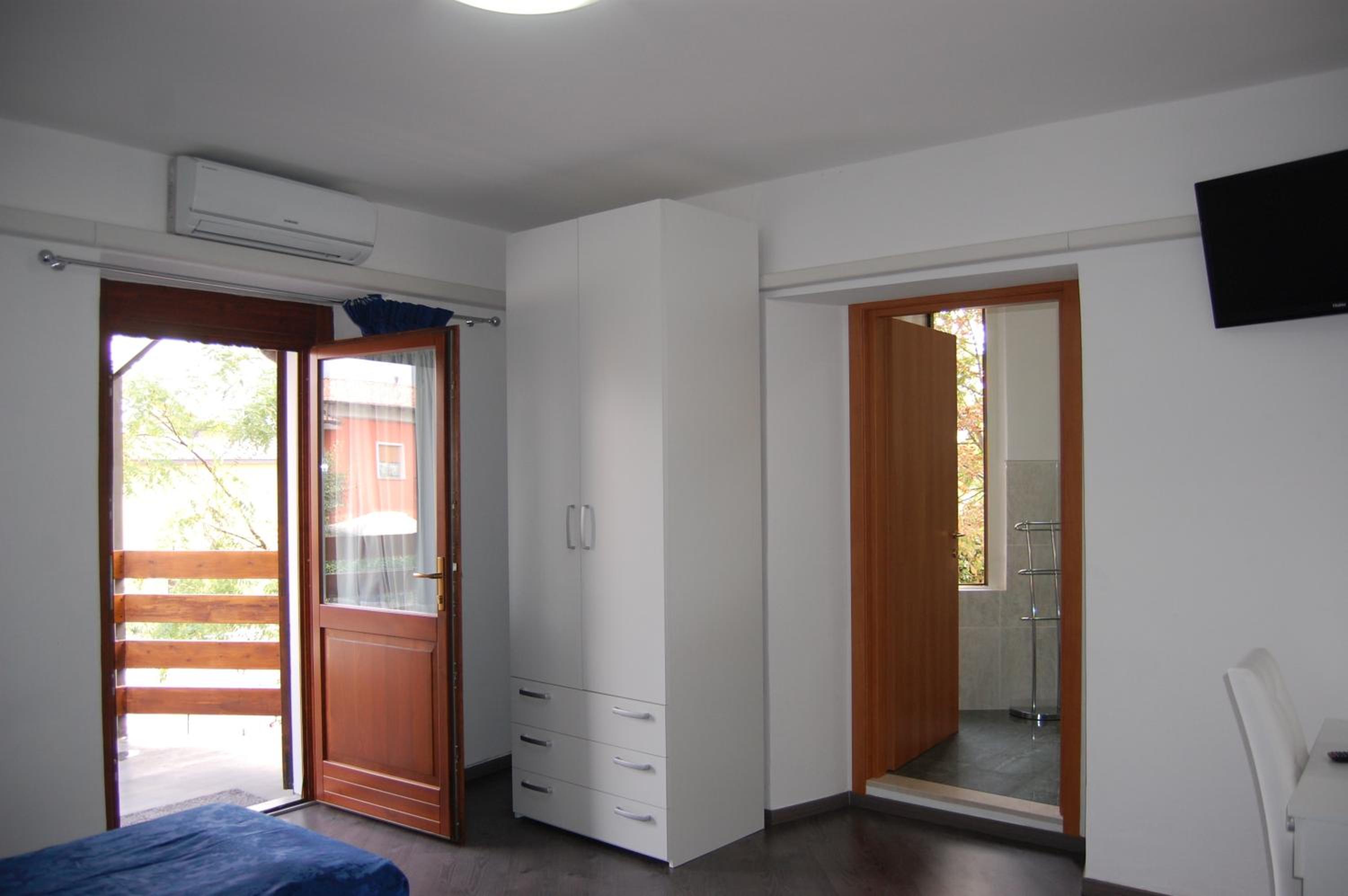 Double or Twin Room - Photo 8