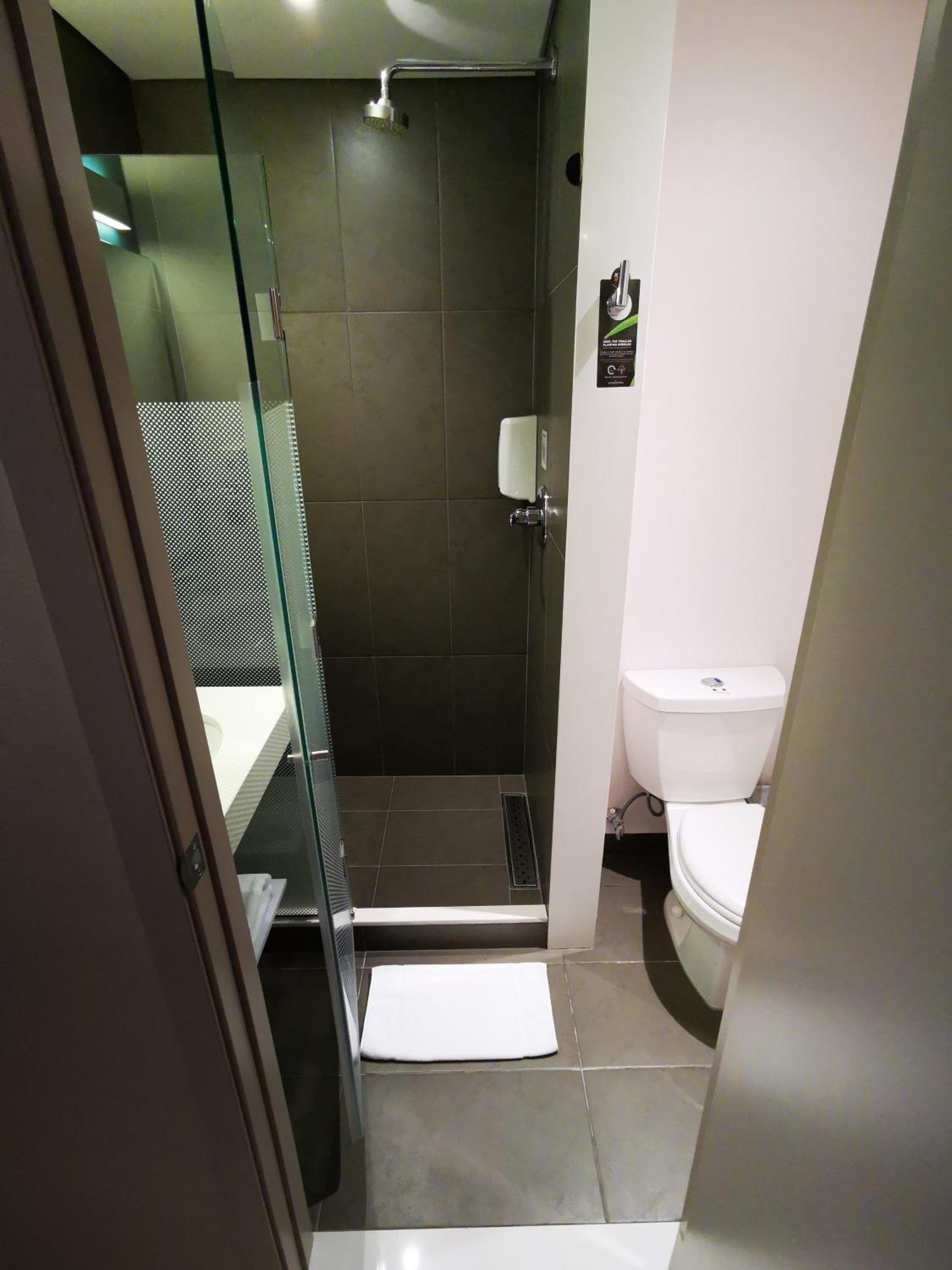 Standard Room with one double and one single bed - Photo 4