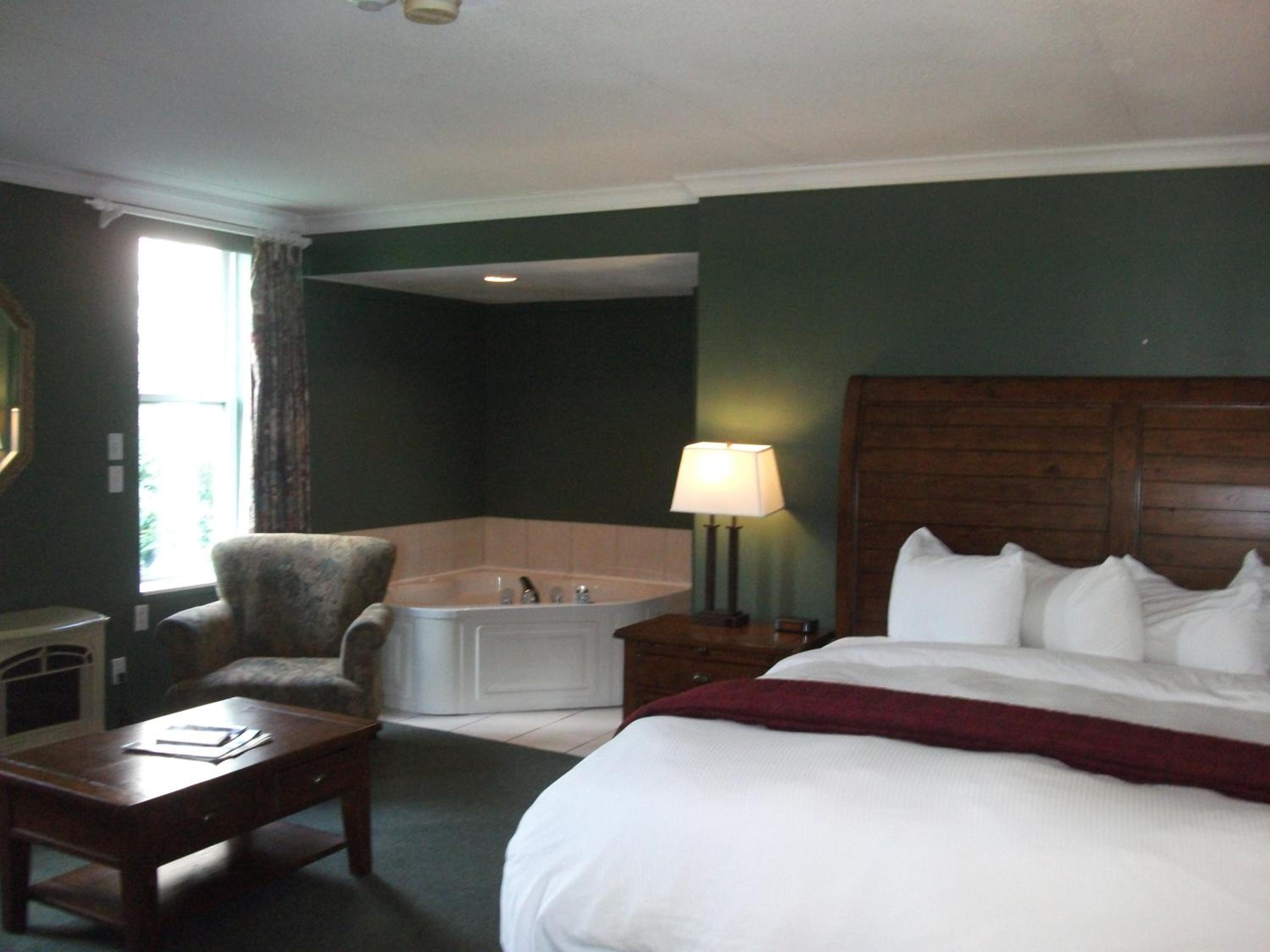 King Room - Non-Smoking - Photo 7