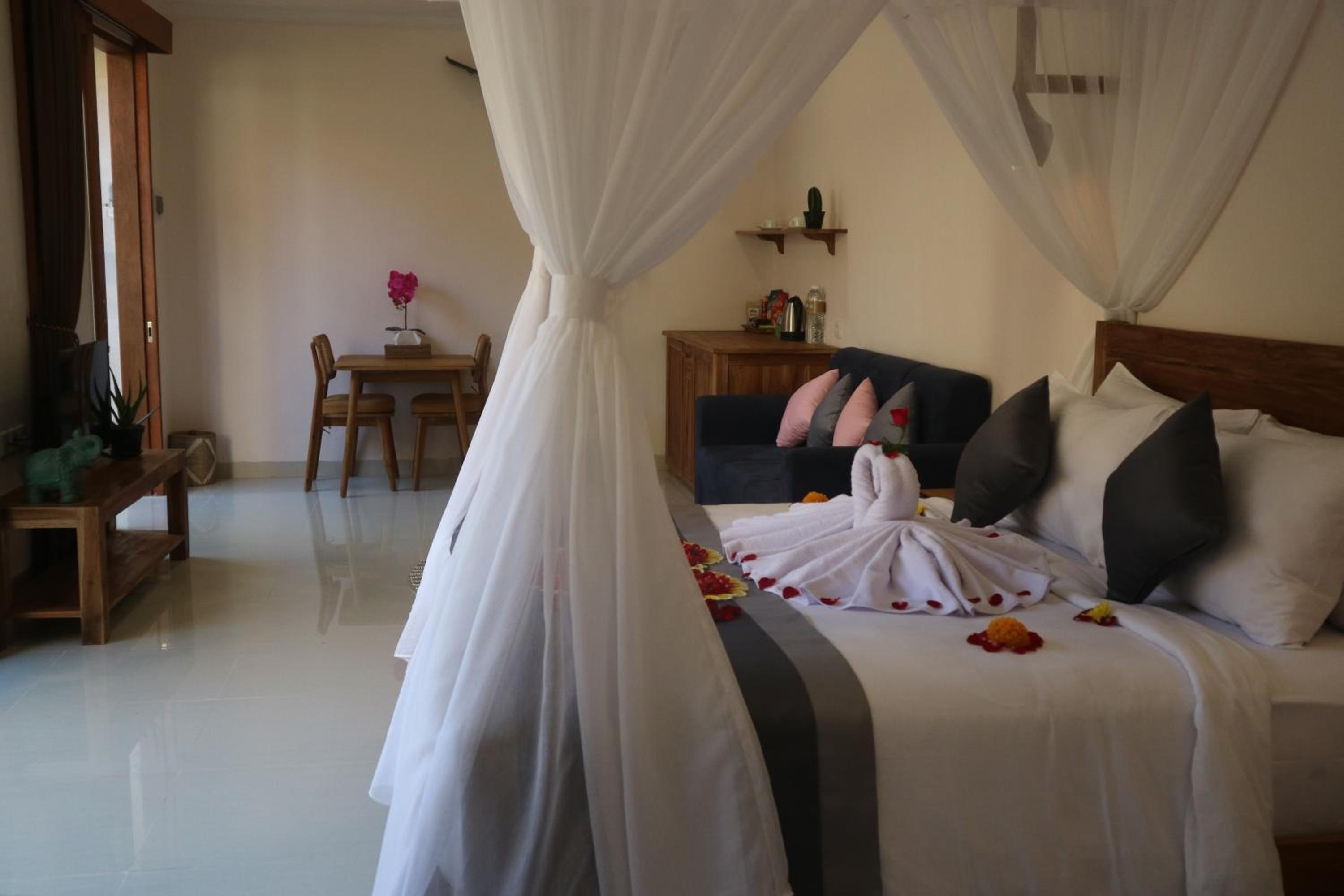 Junior Suite with Private Pool - Photo 26