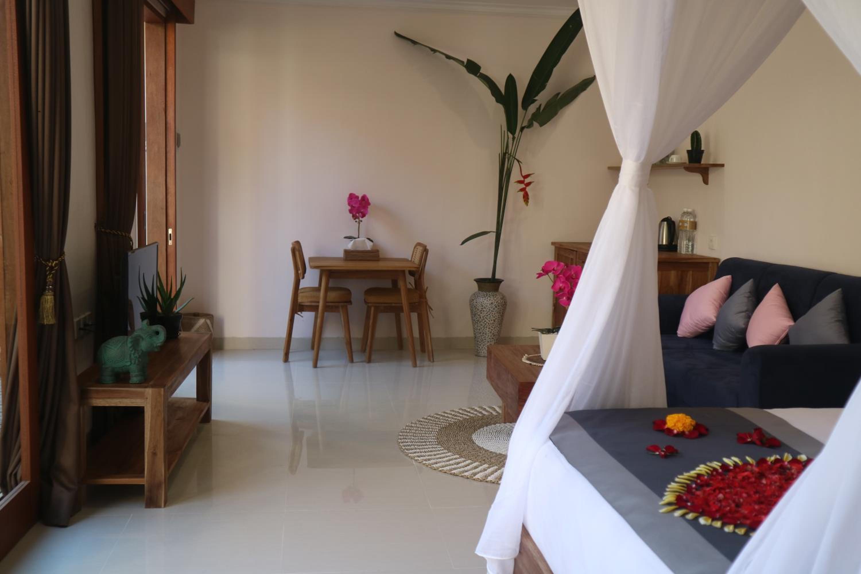 Junior Suite with Private Pool - Photo 22