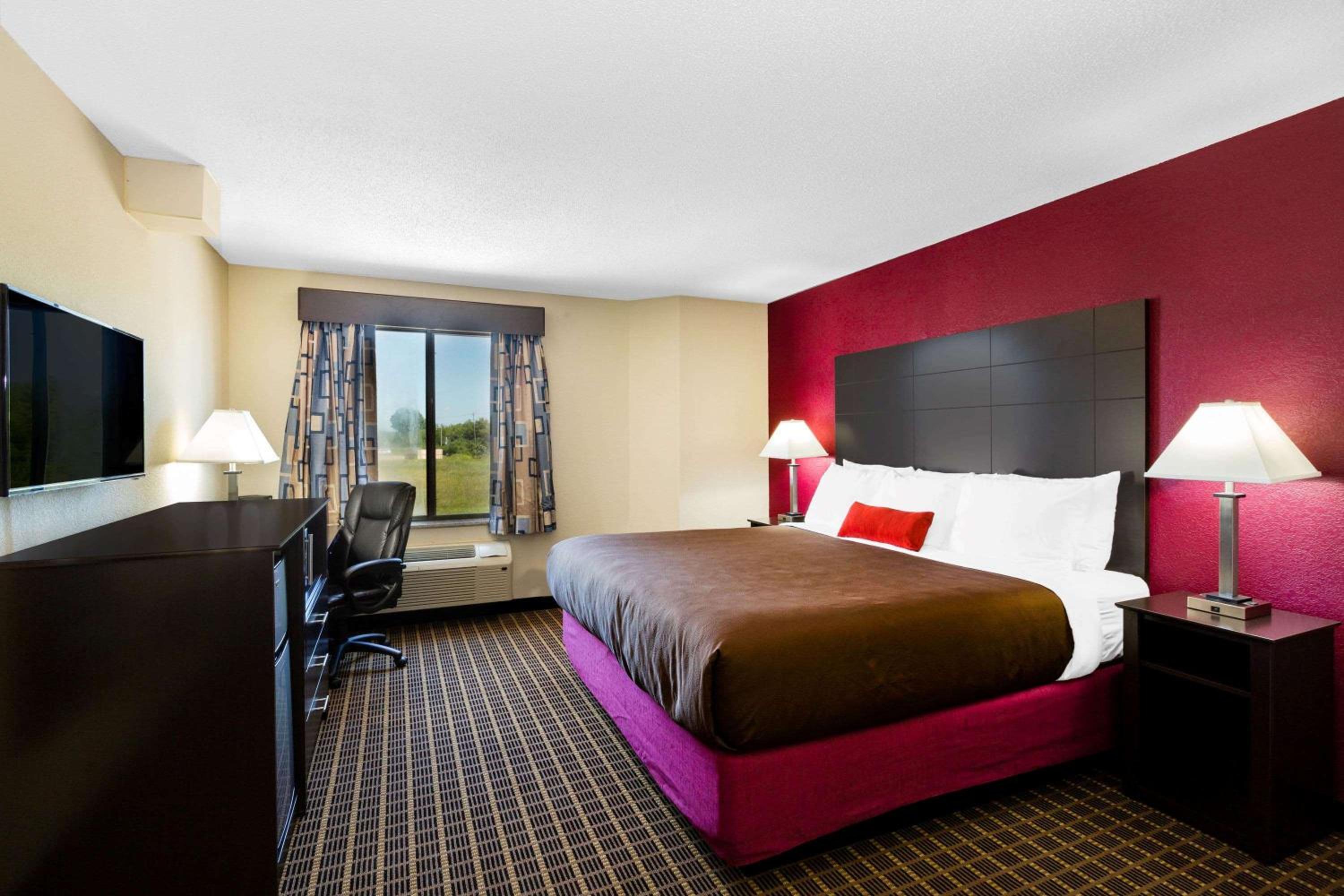 King Room - Non-Smoking - Photo 2