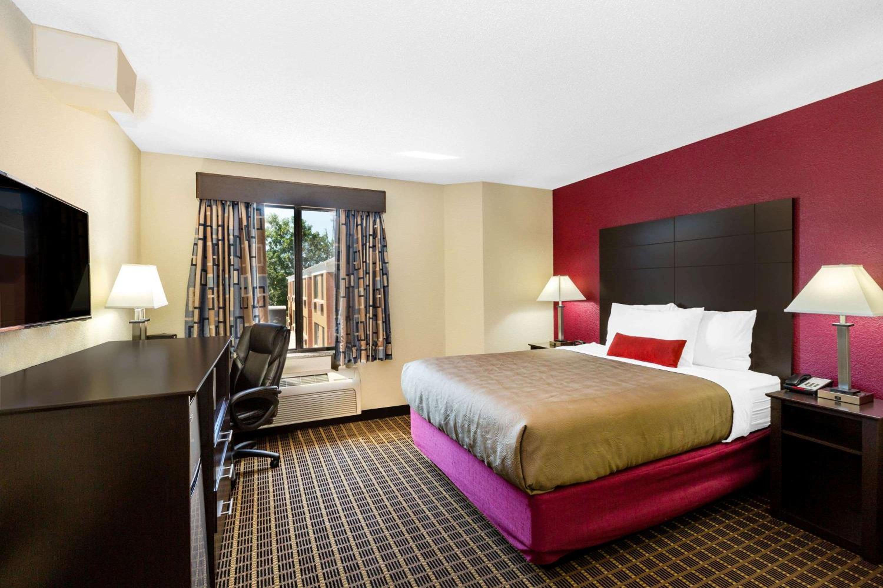 1 Queen Bed, Mobility Accessible Room, Bathtub w/ Grab Bars, Non-Smoking - Photo 1
