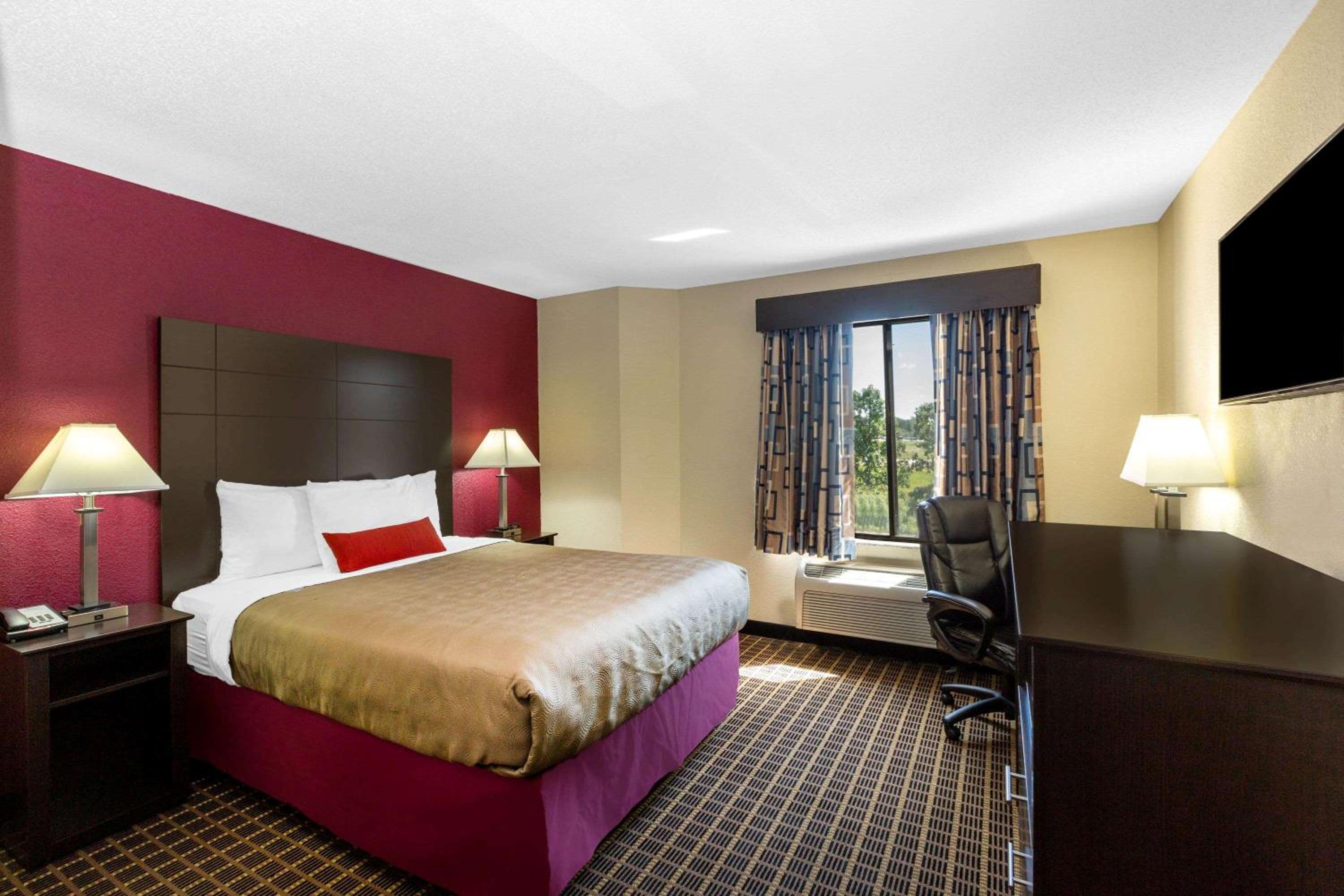 1 Queen Bed, Mobility Accessible Room, Bathtub w/ Grab Bars, Non-Smoking - Photo 2