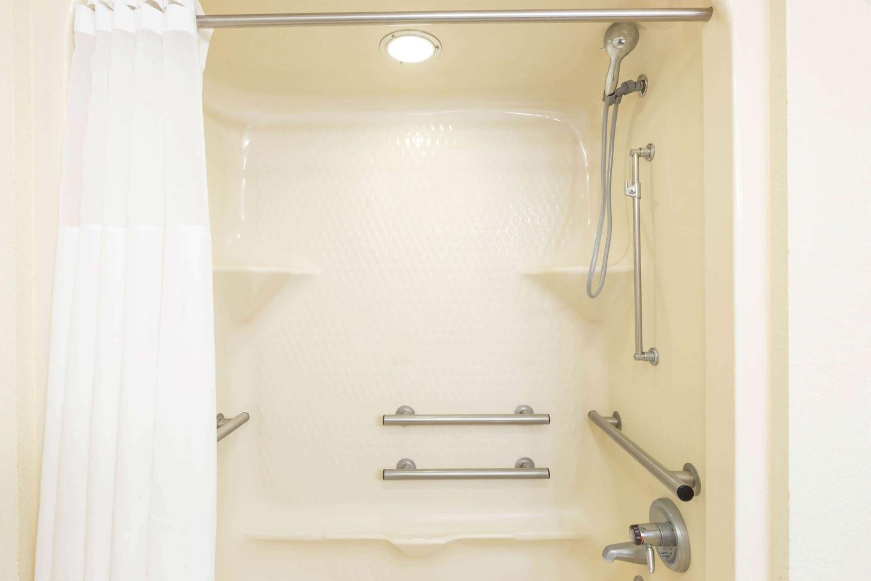 1 Queen Bed, Mobility Accessible Room, Bathtub w/ Grab Bars, Non-Smoking - Photo 3