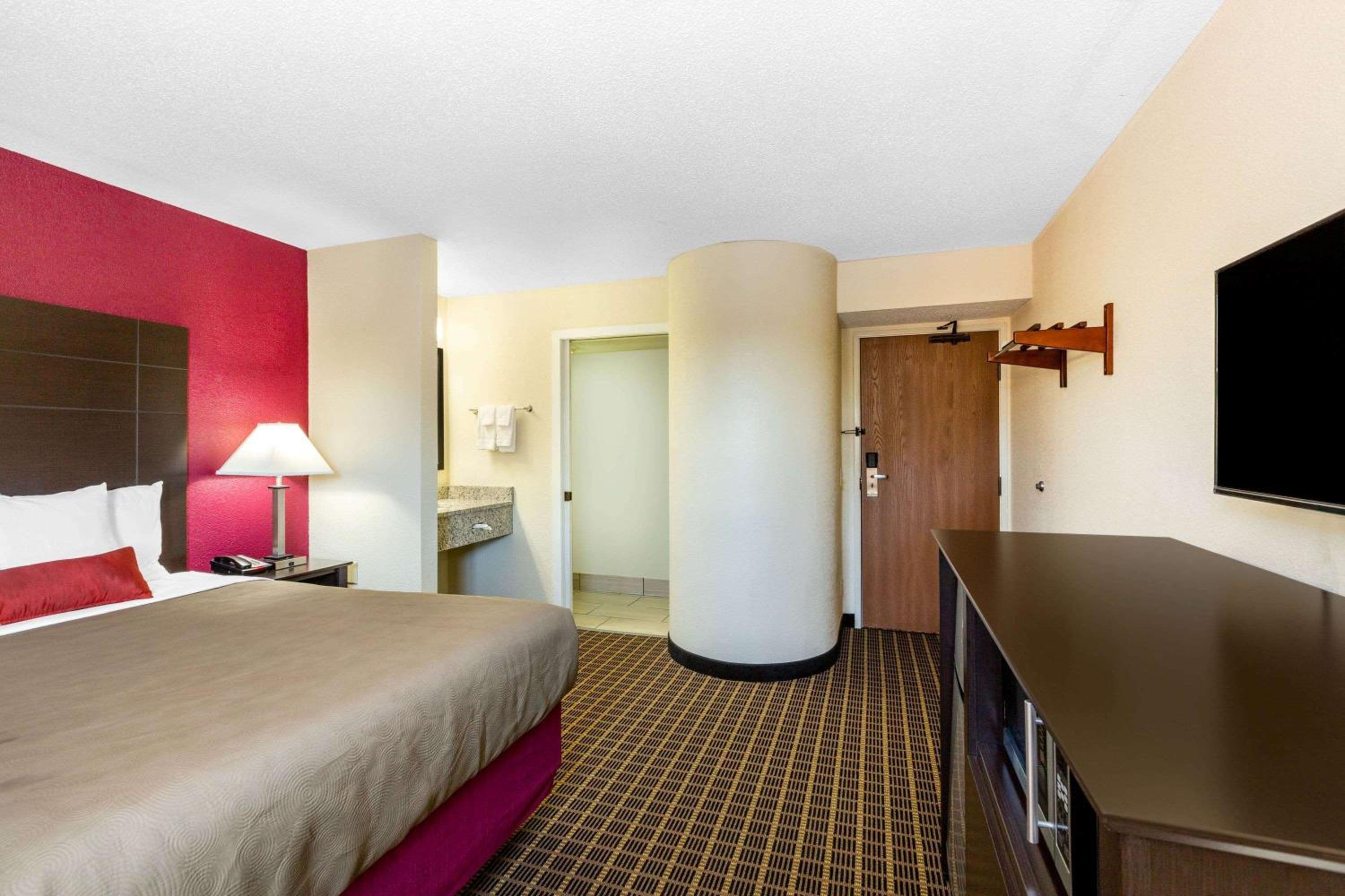 Queen Room - Non-Smoking - Photo 2