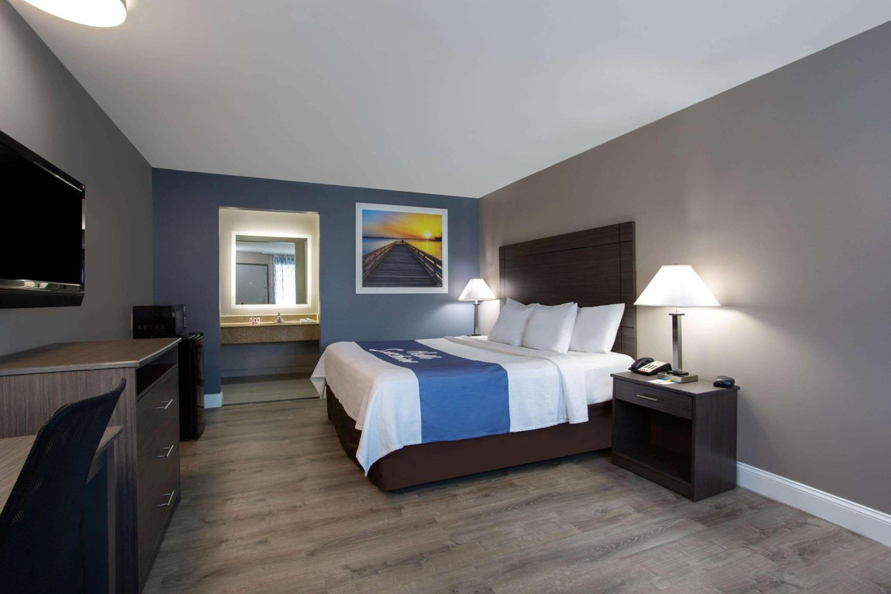 Standard King Room - Smoking - Photo 1