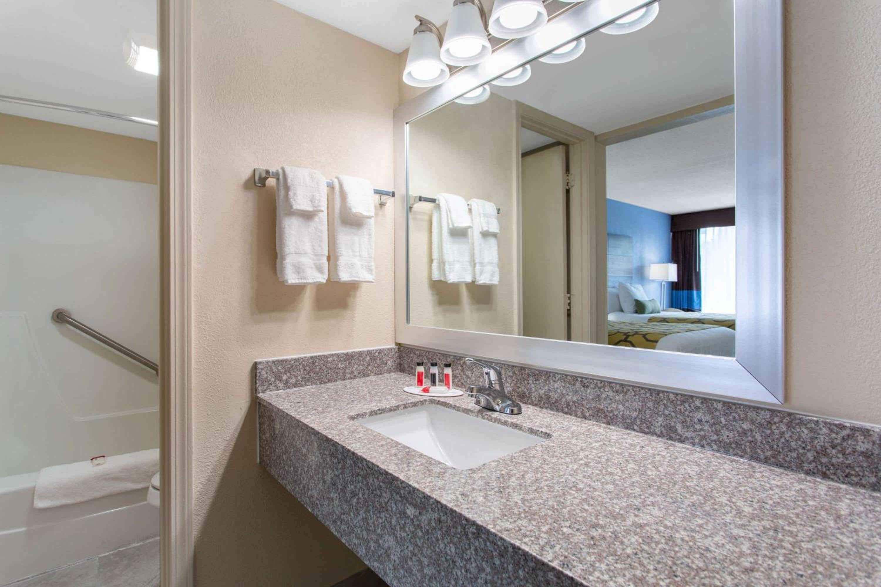 King Room - Mobility Access/Non-Smoking photo 2