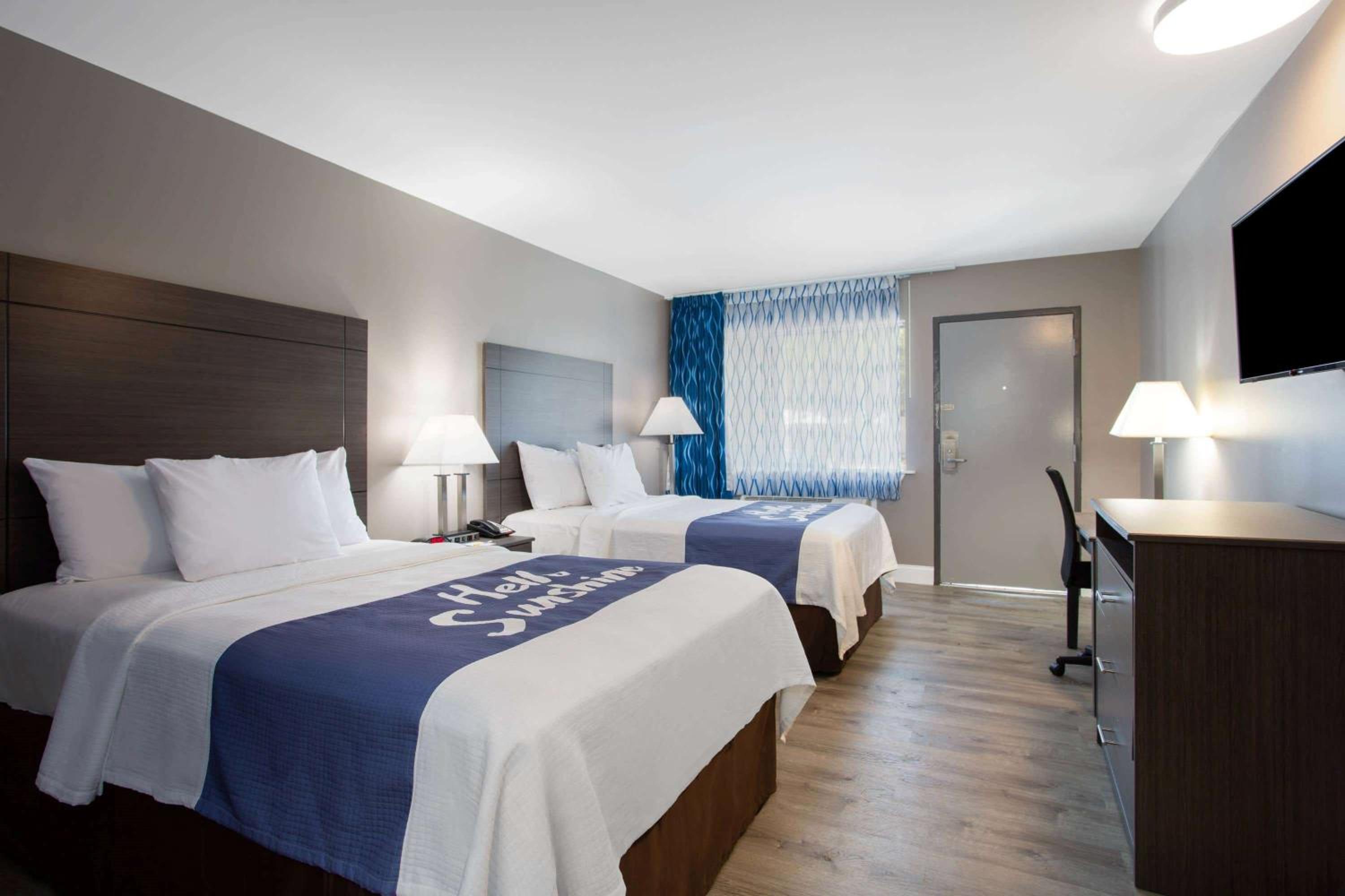 Double Room with Two Double Beds - Non-Smoking - Photo 4