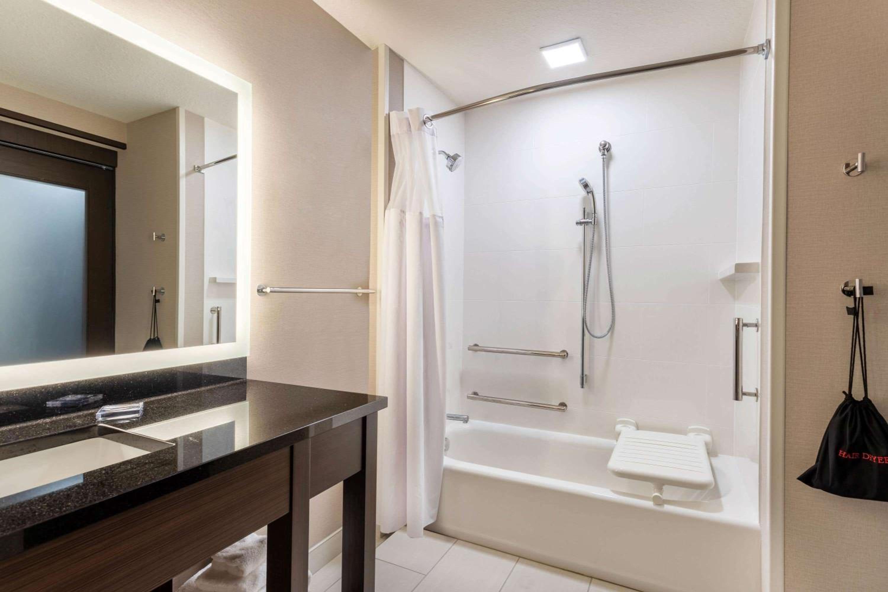 One-Bedroom King Suite - Mobility Access/Non-Smoking  - Photo 18