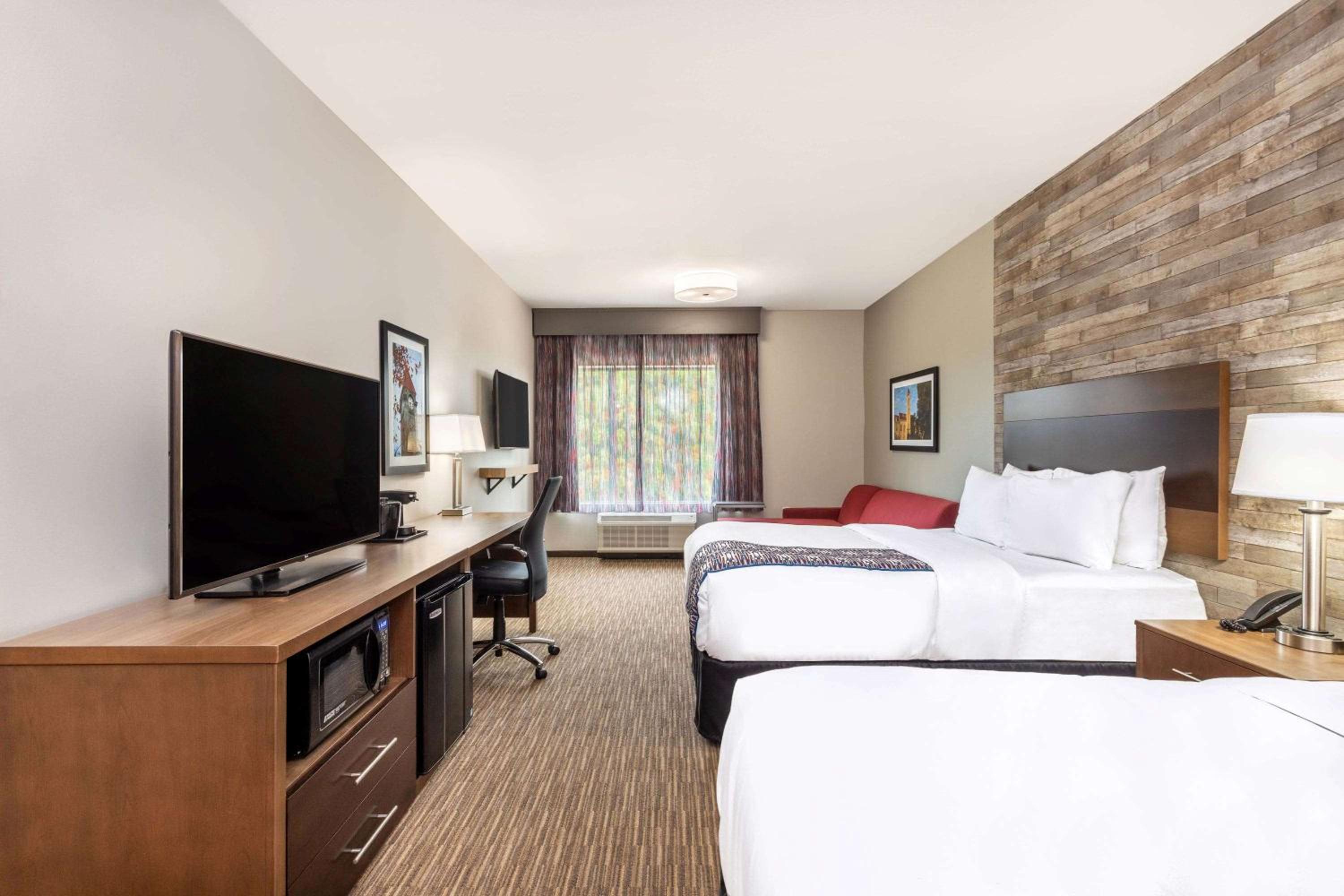 Queen Room with Two Queen Beds and Bath Tub with Grab Bars - Mobility Accessible/Non-Smoking - Photo 2