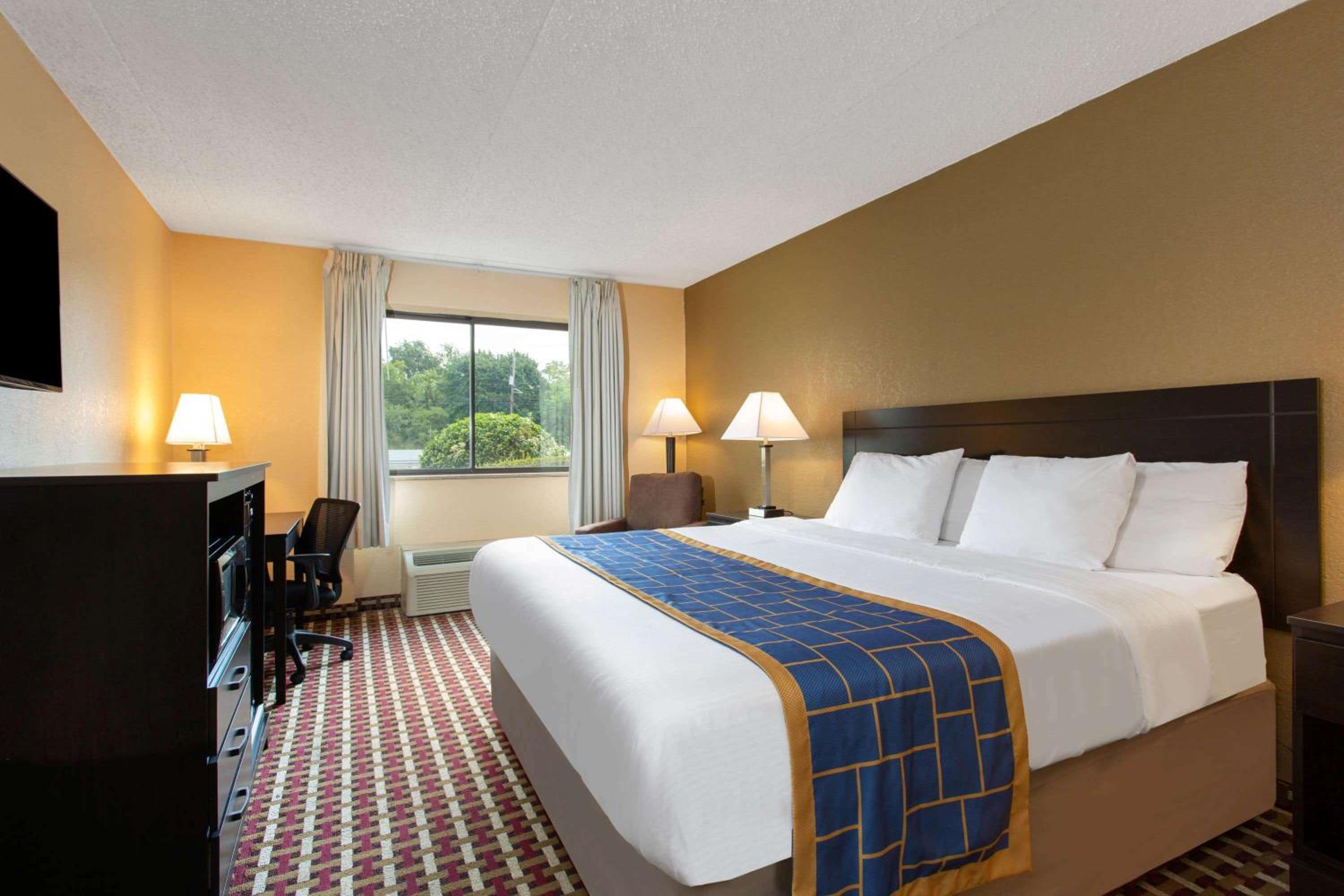 King Room - Non-Smoking - Photo 1
