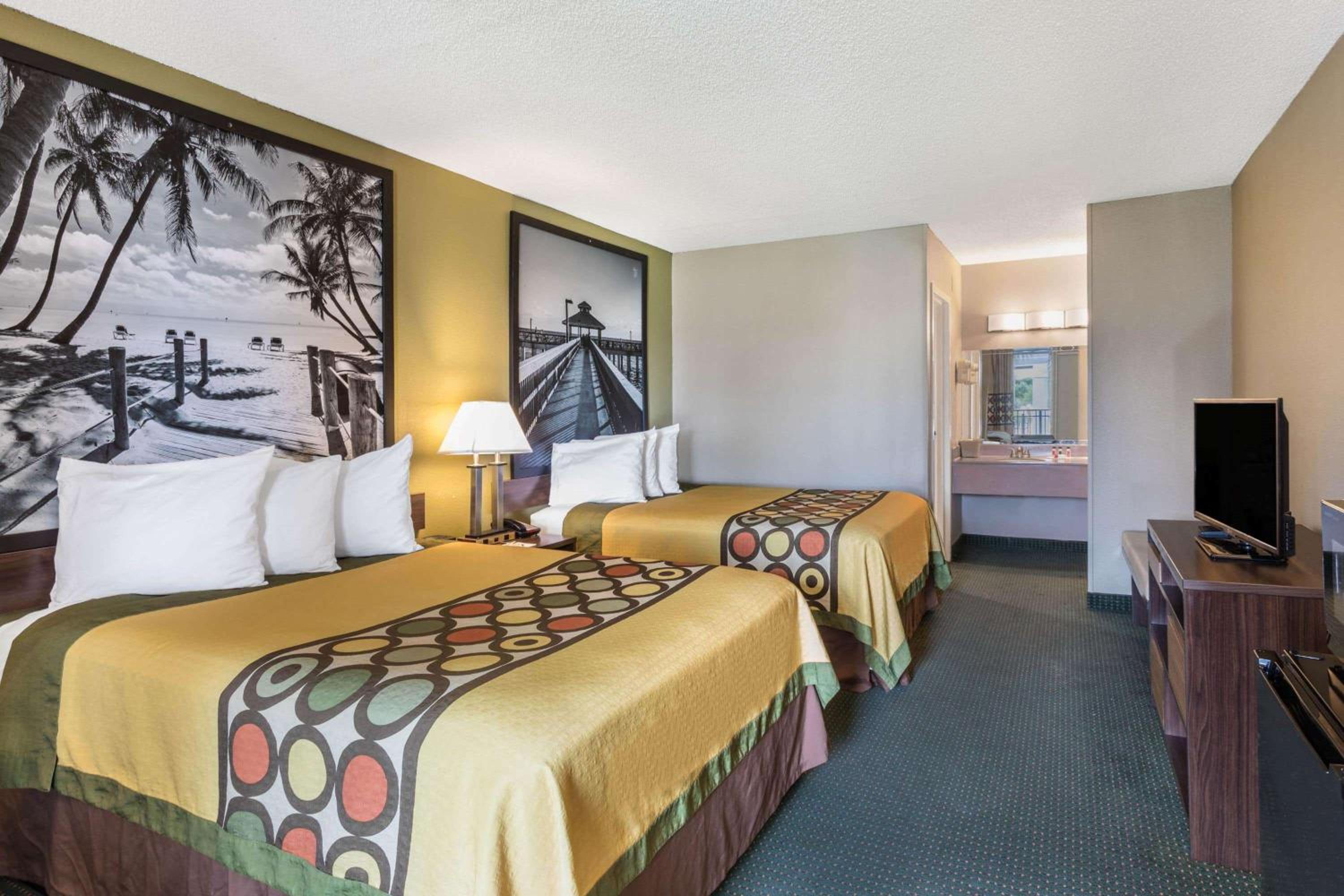 Double Room with Two Double Beds - Smoking - Photo 1
