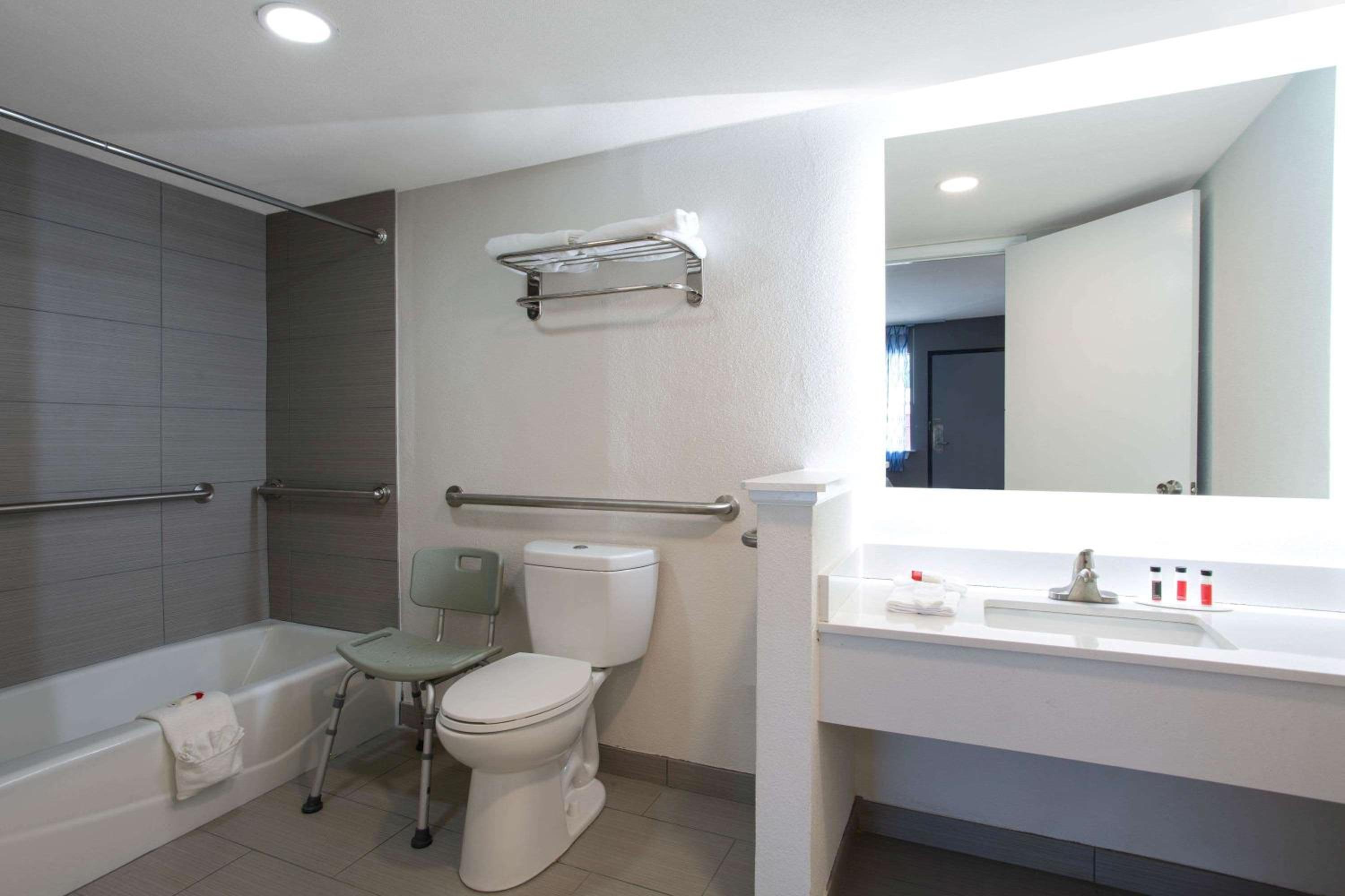 King Room - Disability Access - Non-Smoking - Photo 3