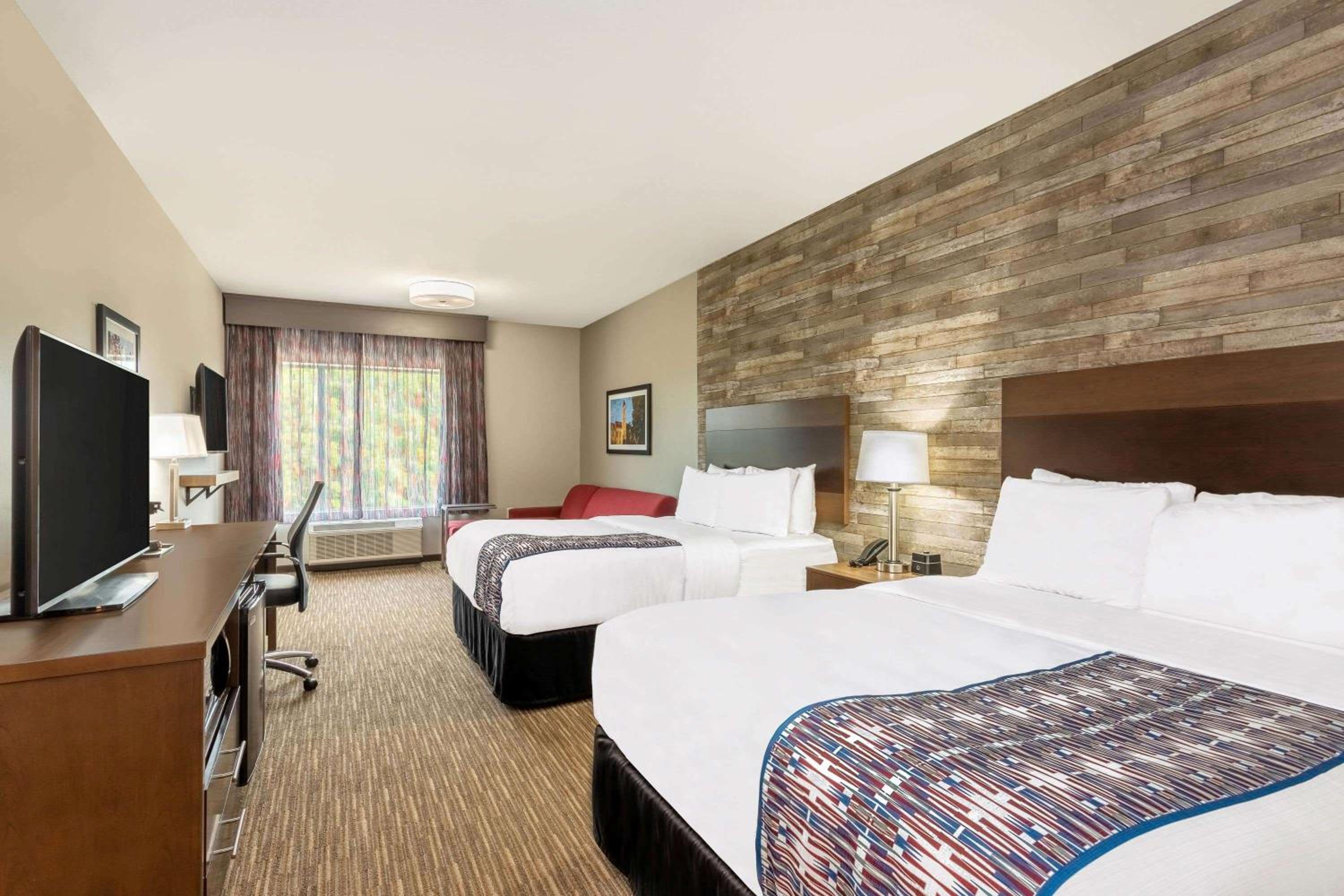Queen Room with Two Queen Beds - Non-Smoking - Photo 3