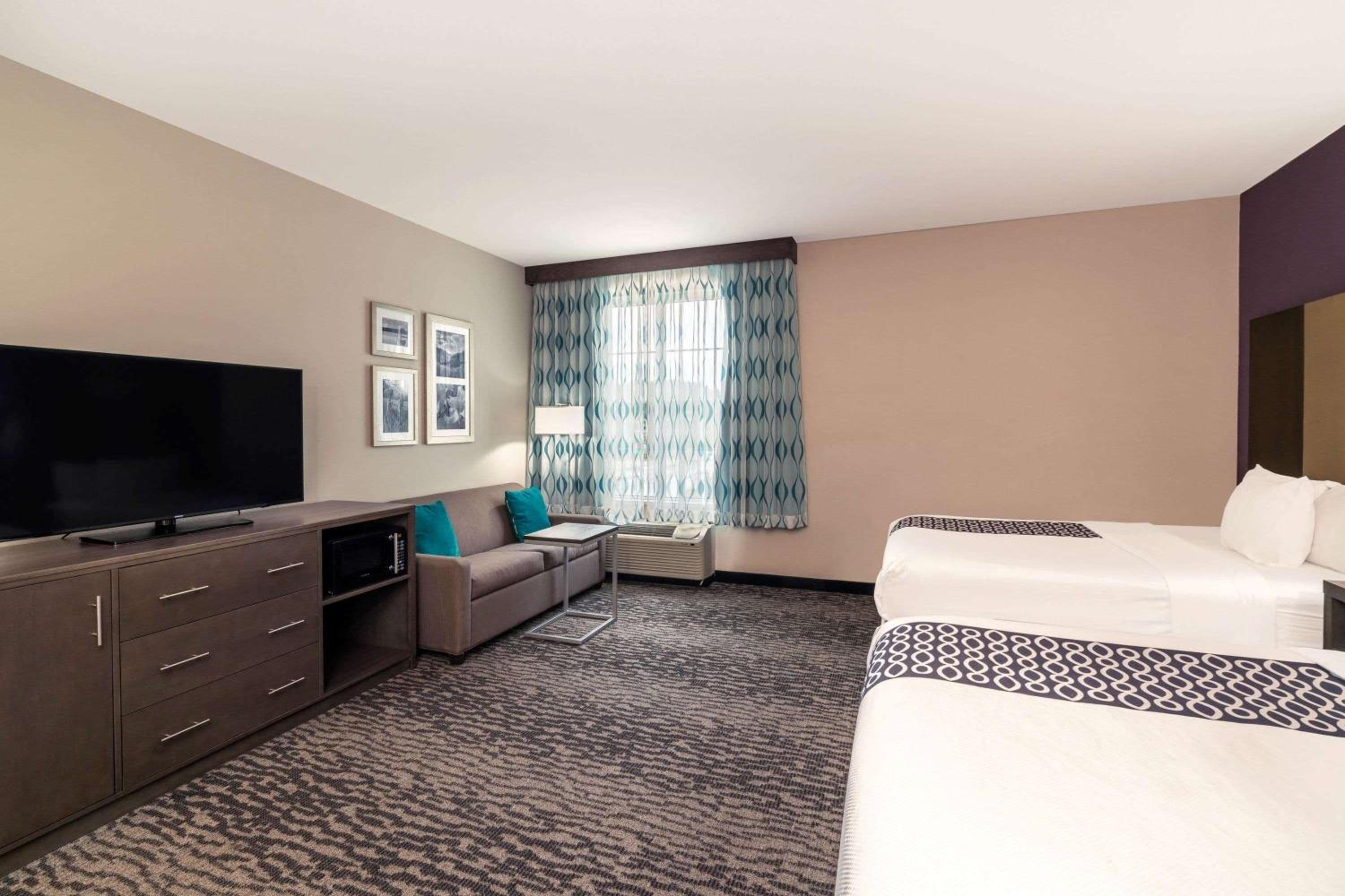 Executive Queen Room with Two Queen Beds - Non-Smoking photo 1