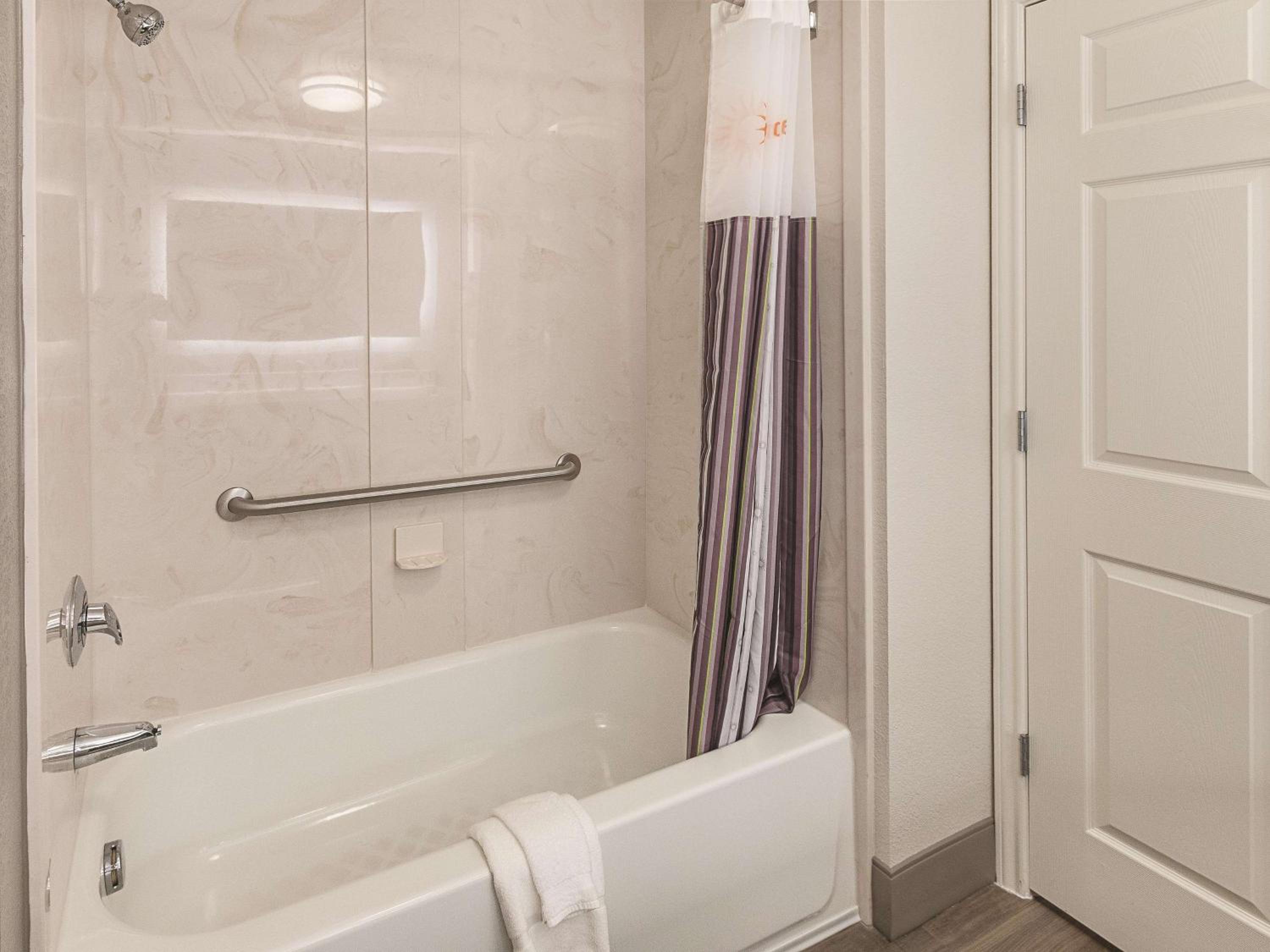 Deluxe Family Suite with Park/Pool View - Non-Smoking - Photo 4
