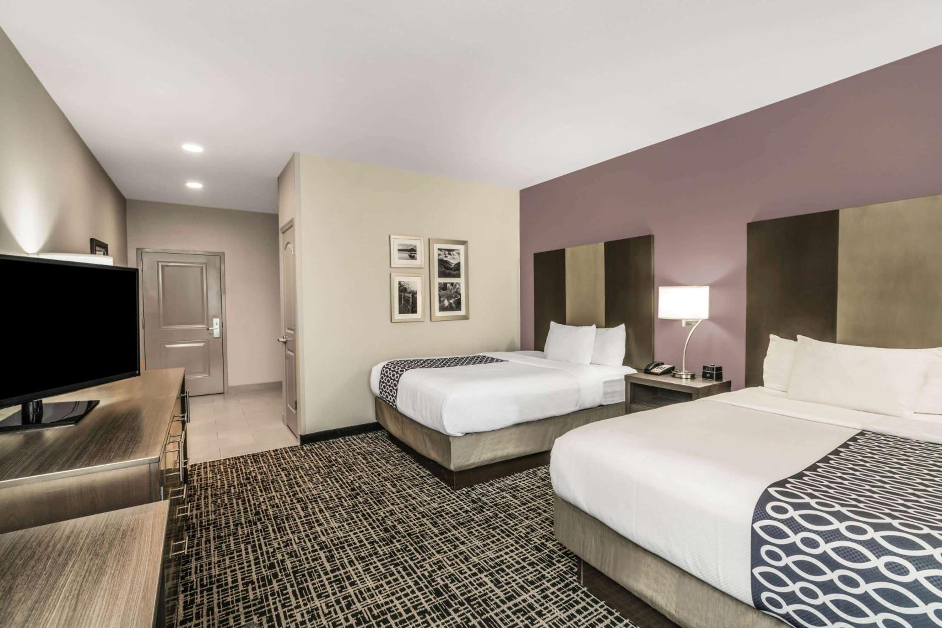 Queen Room with Two Queen Beds - Mobility Access/Non-Smoking photo 3