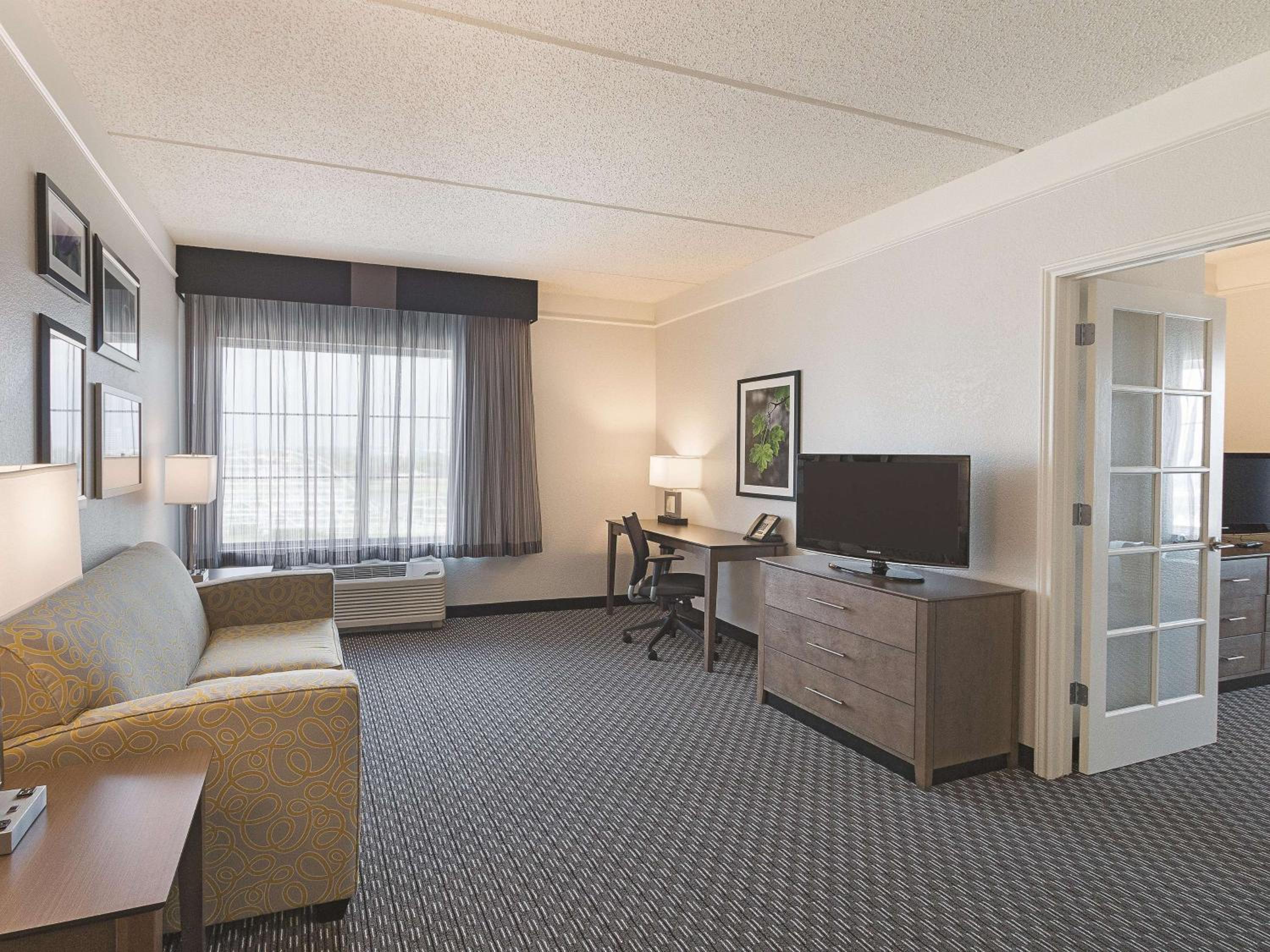 Deluxe Family Suite with Park/Pool View - Non-Smoking - Photo 3