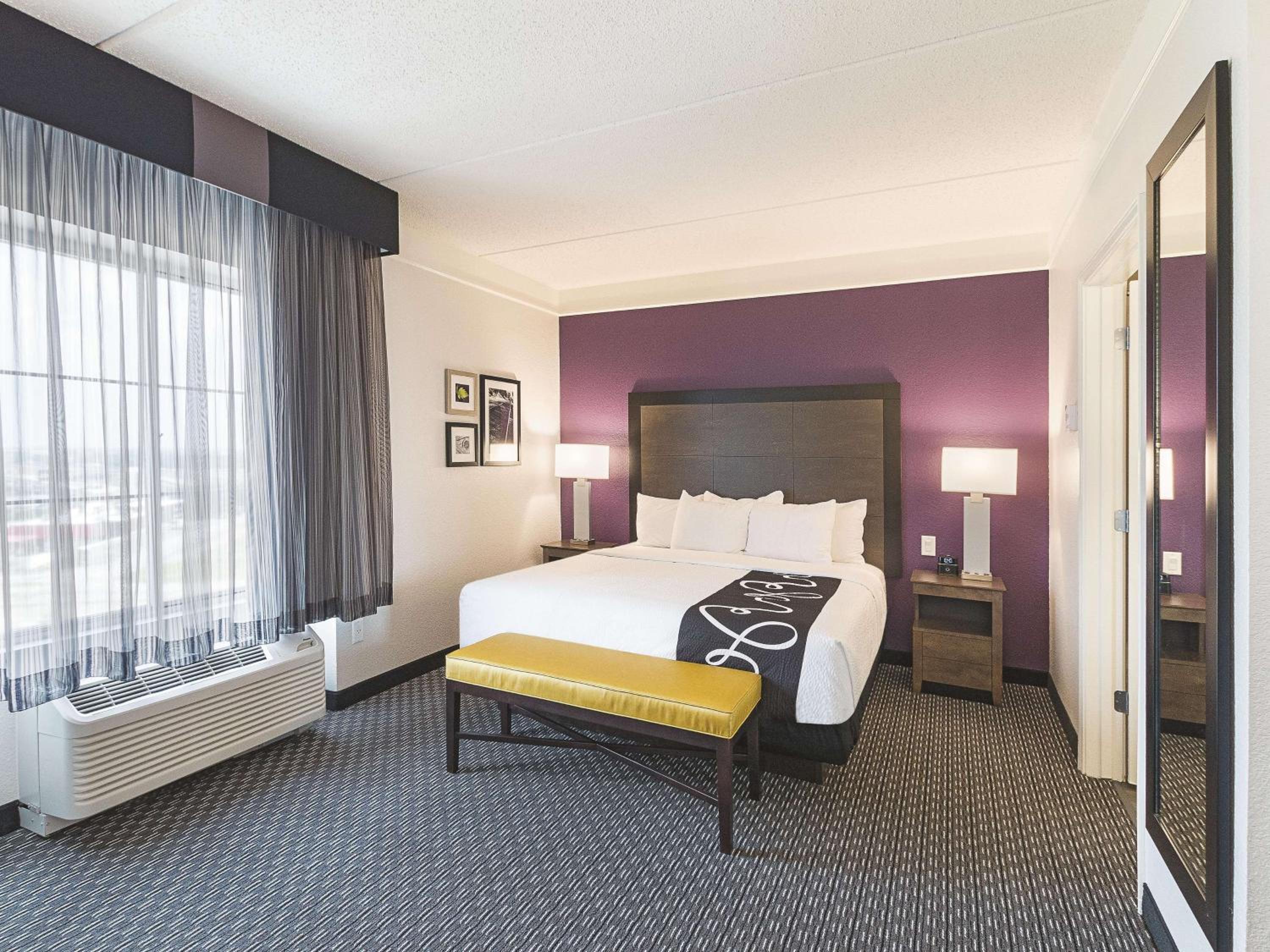Deluxe Family Suite with Park/Pool View - Non-Smoking - Photo 1