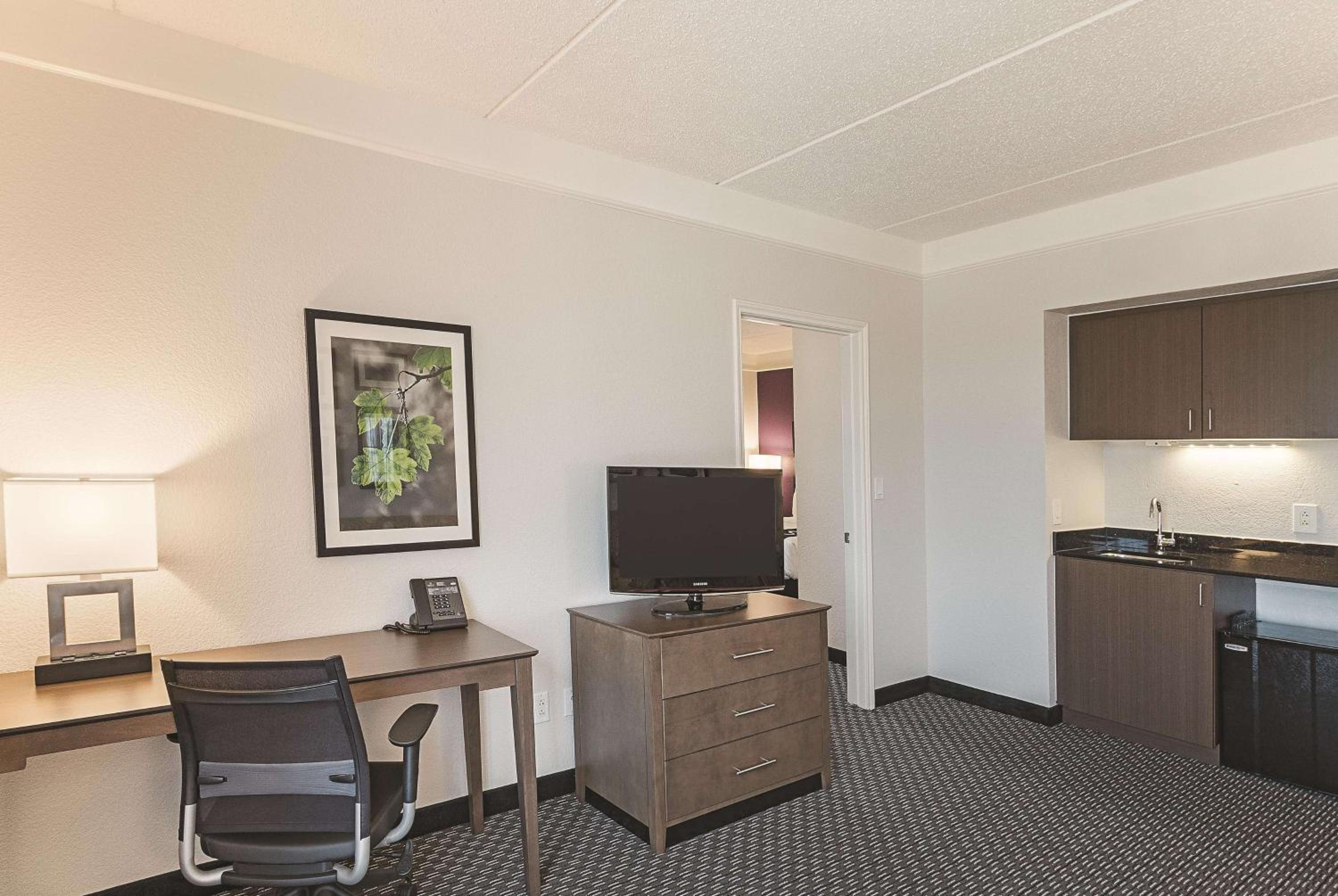 Deluxe Family Suite with Park/Pool View - Non-Smoking - Photo 2