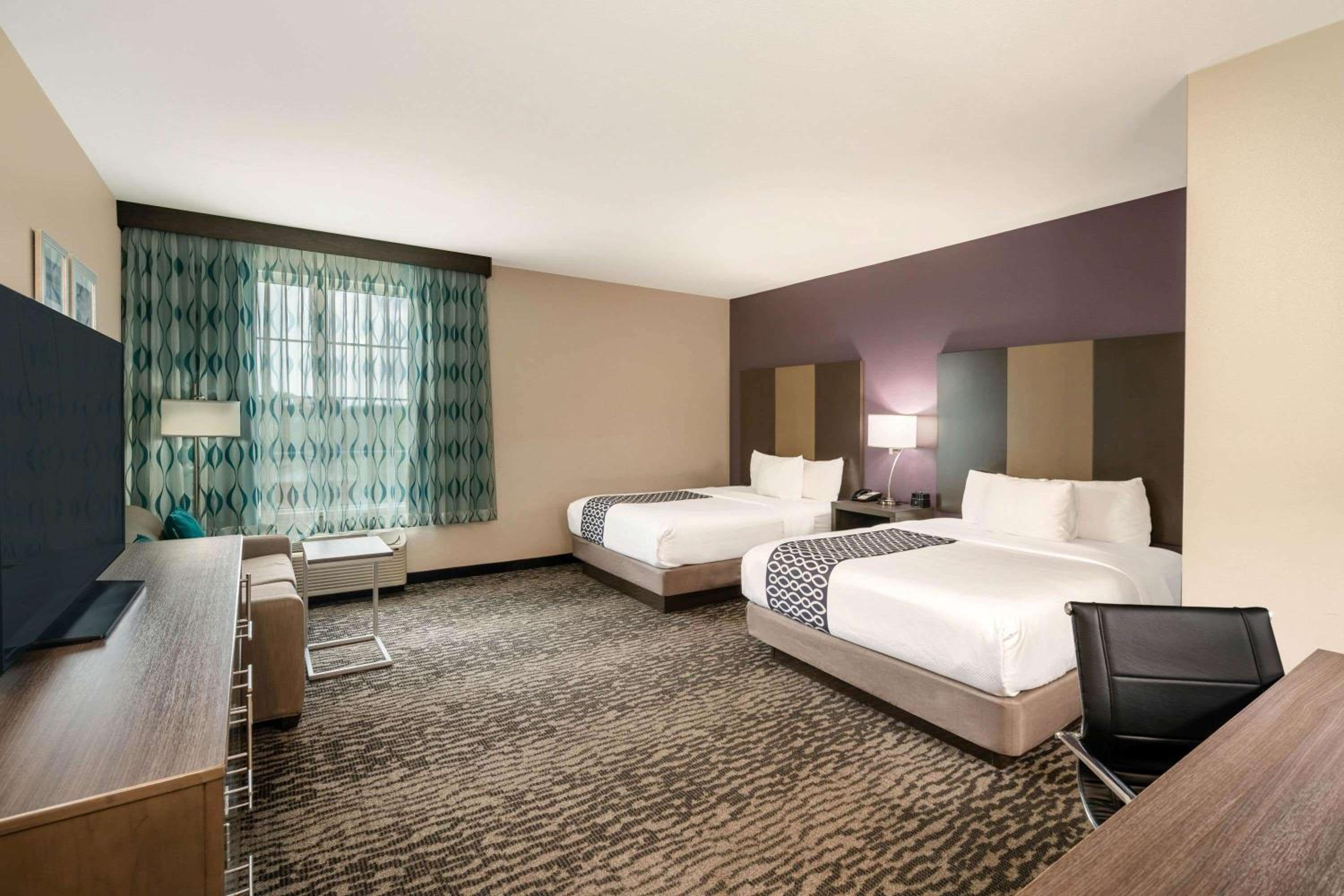 Executive Queen Room with Two Queen Beds - Non-Smoking photo 3