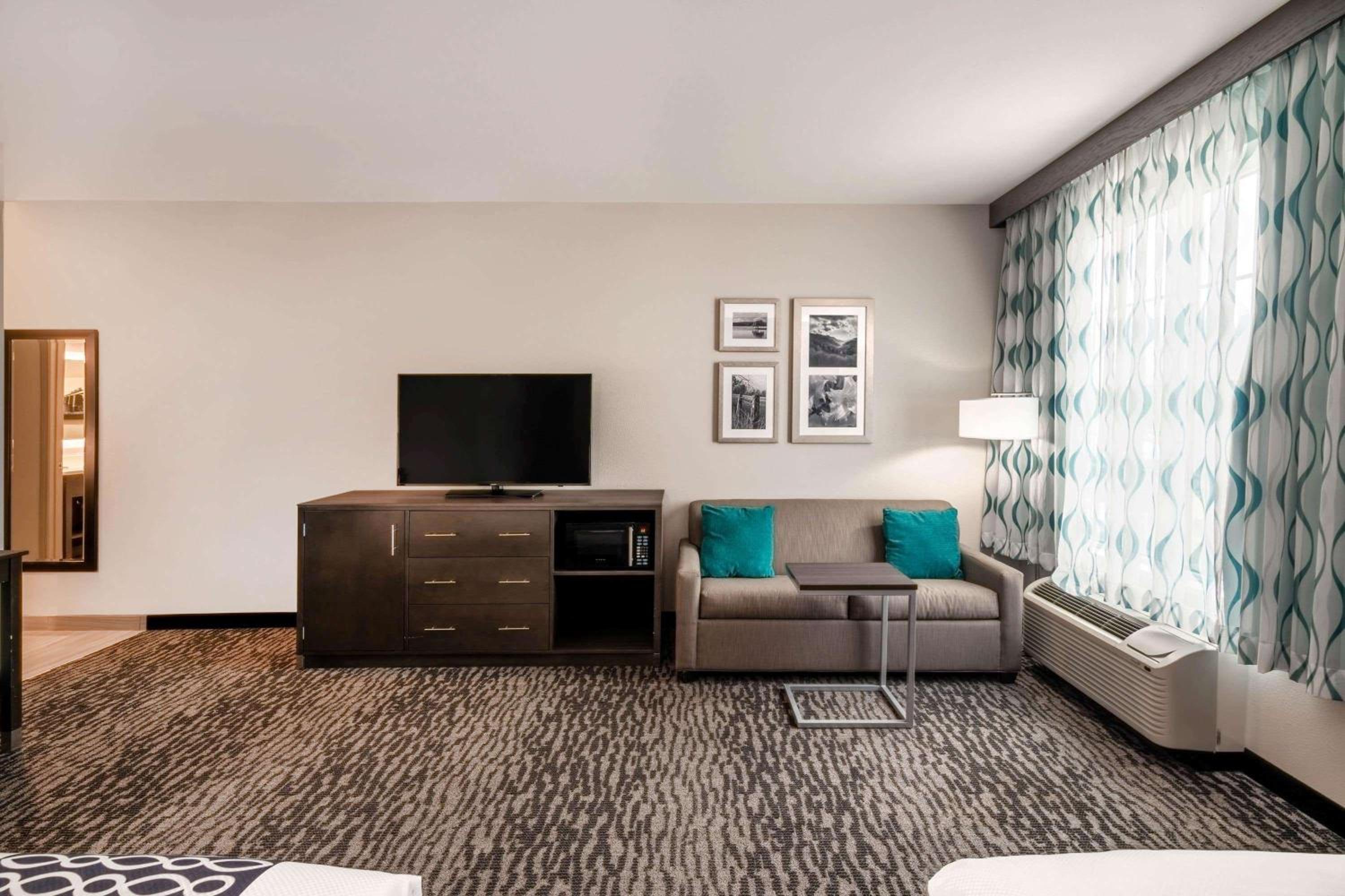 Executive Queen Room with Two Queen Beds - Non-Smoking photo 2