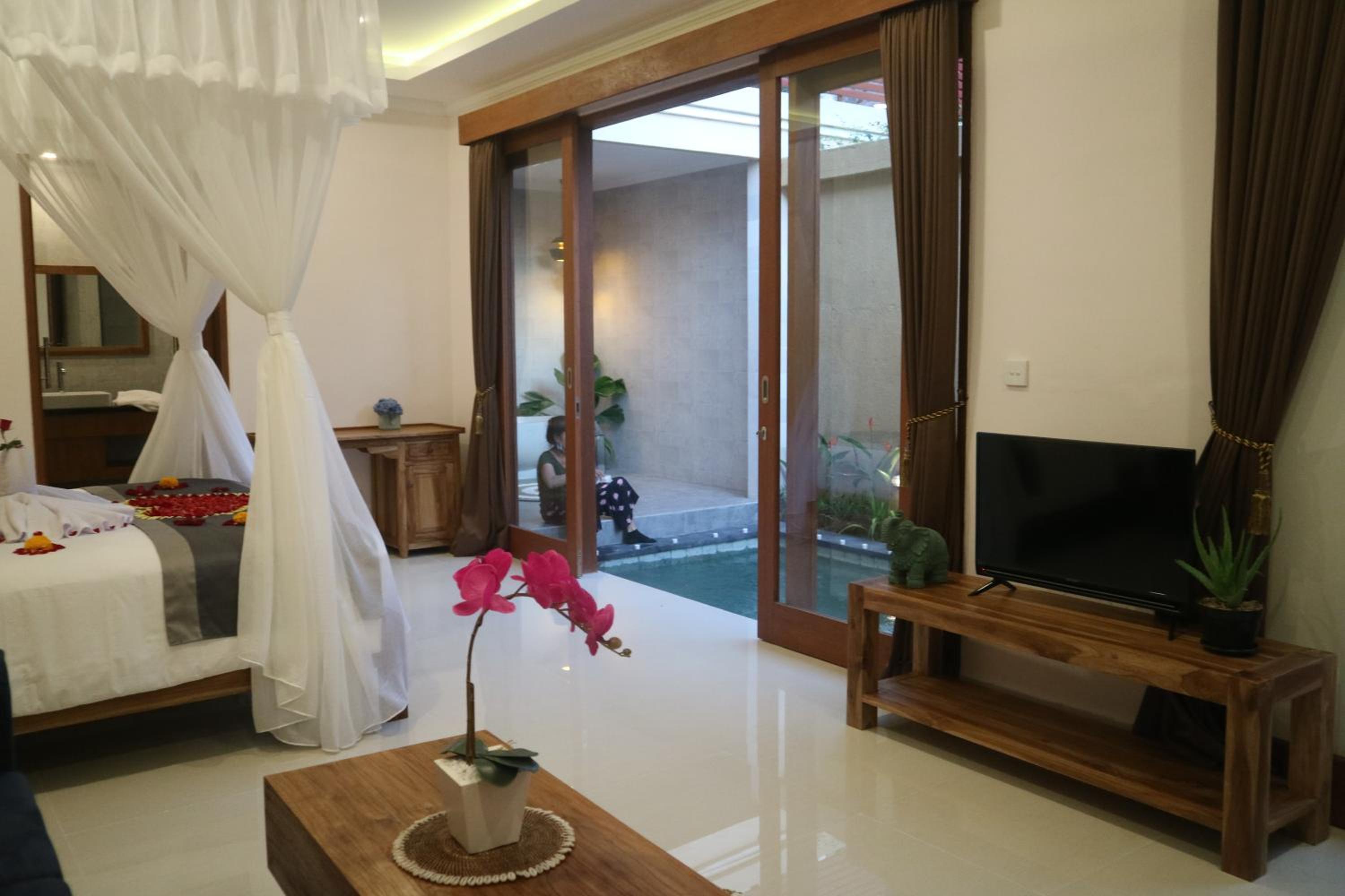 Junior Suite with Private Pool - Photo 8