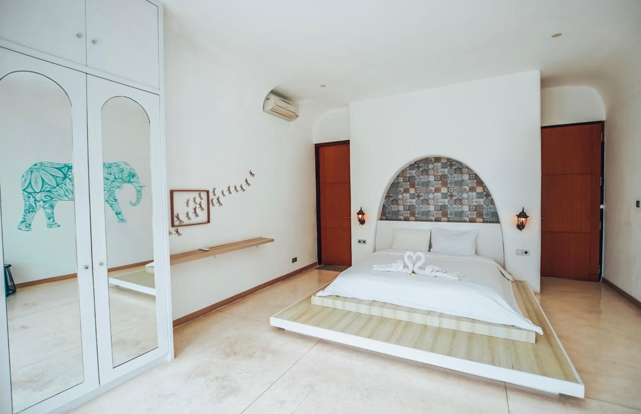 Three-Bedroom Villa - Photo 9