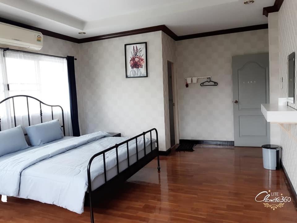 Deluxe Queen Room with Two Queen Beds - Photo 19