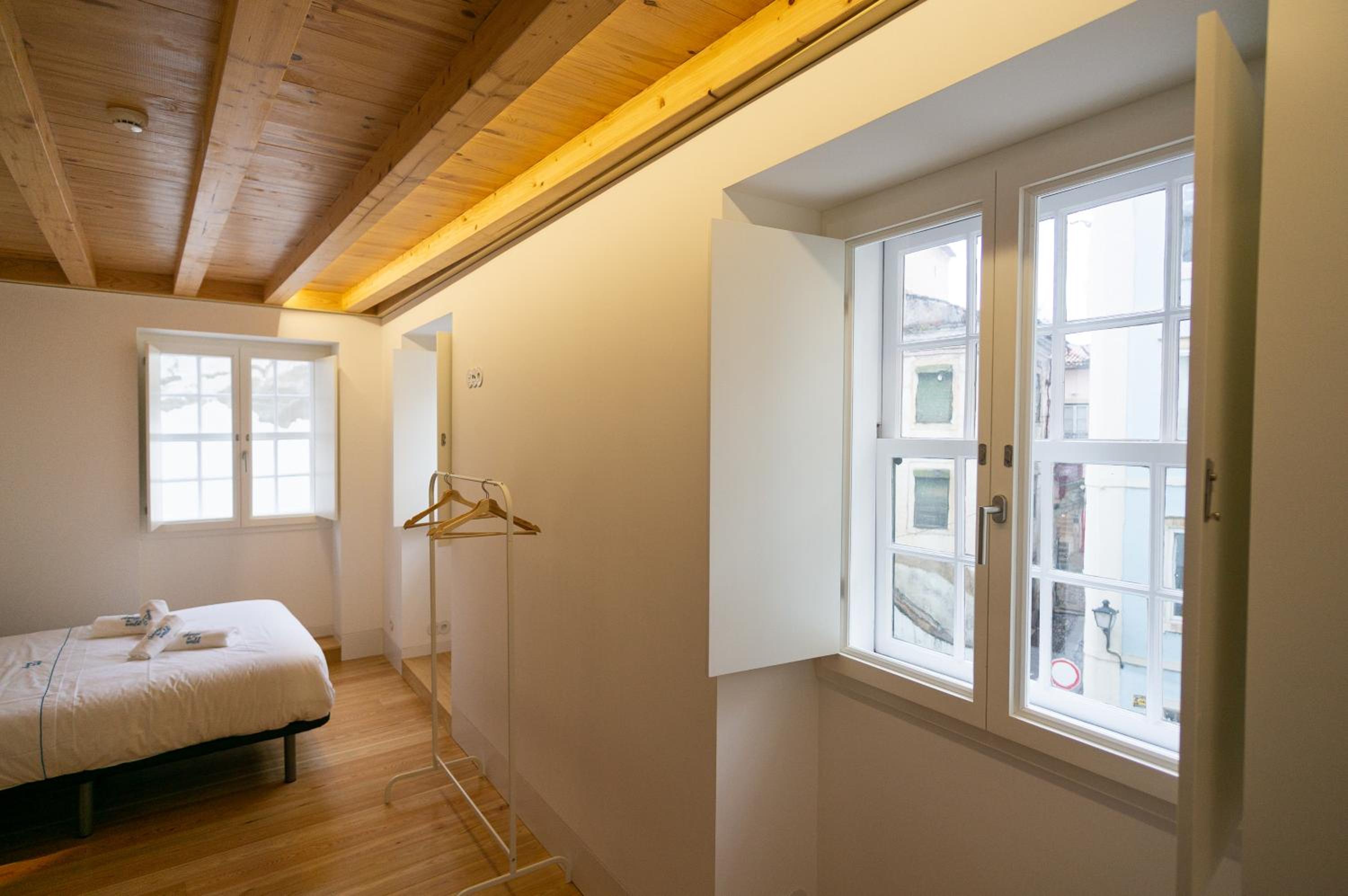 Deluxe Double Room with Private Bathroom - Photo 4