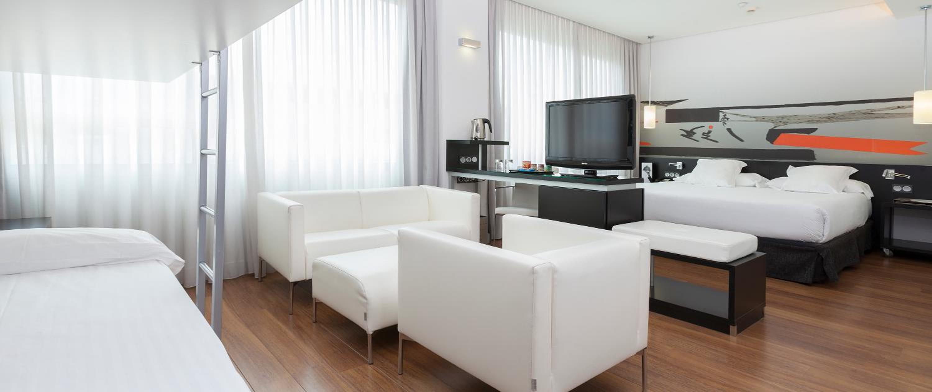  Familiy Room with free airport shuttle - Photo 15