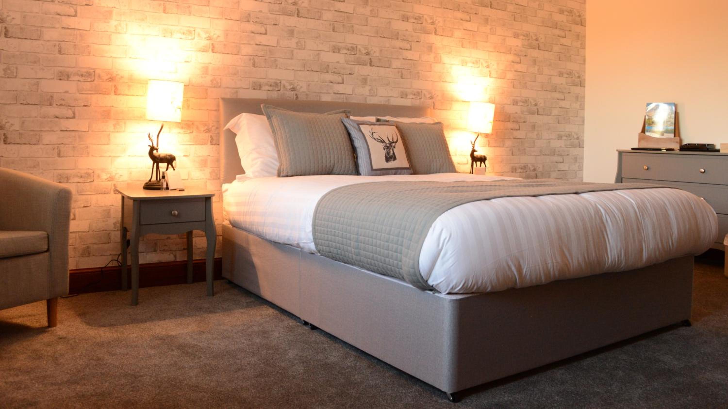 Deluxe King Room - Photo 8