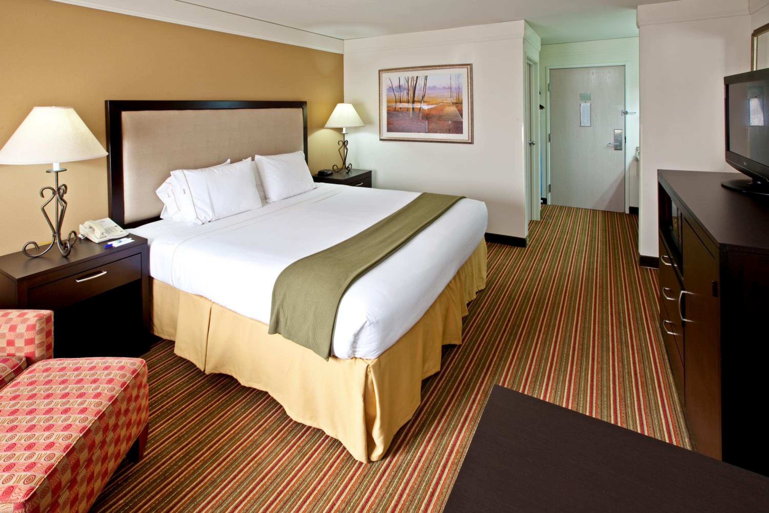 King Room - Non-Smoking - Photo 2
