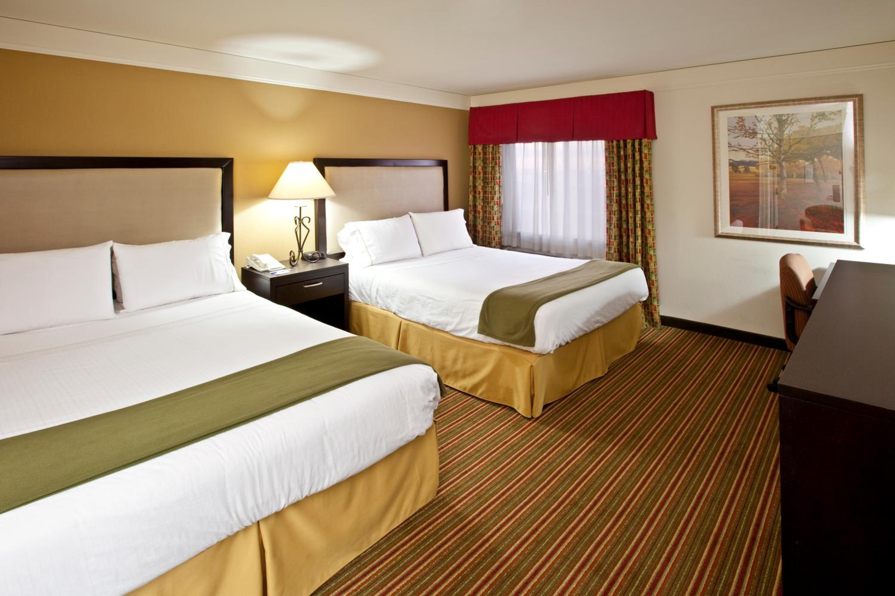 Queen Room with Two Queen Beds - Non-Smoking - Photo 2