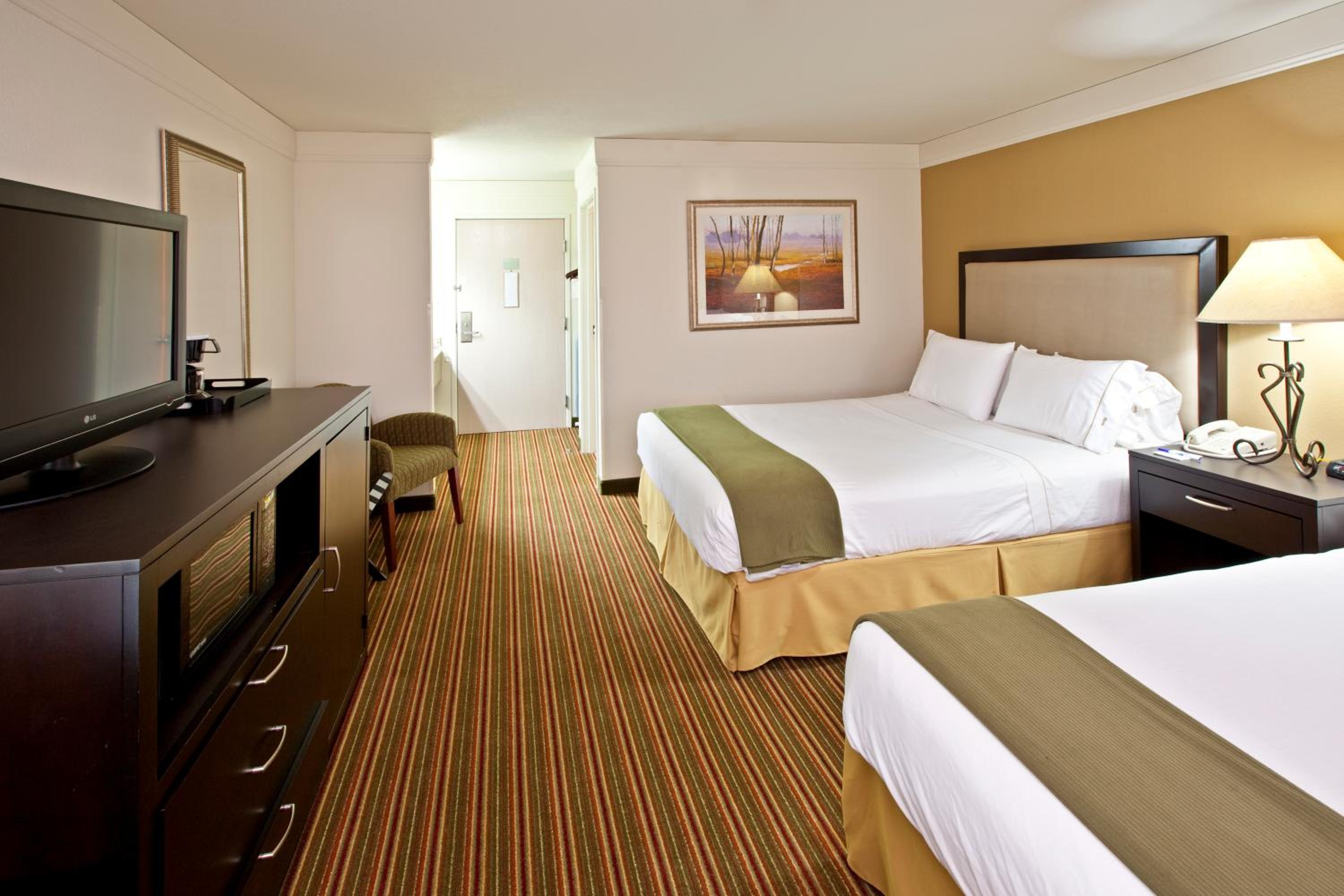 Queen Room with Two Queen Beds - Non-Smoking - Photo 1