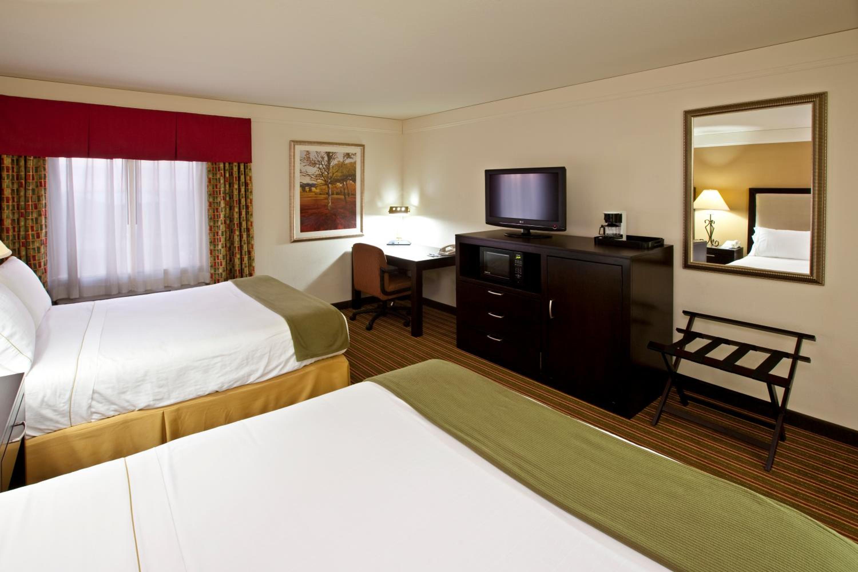 Queen Room with Two Queen Beds - Non-Smoking - Photo 3