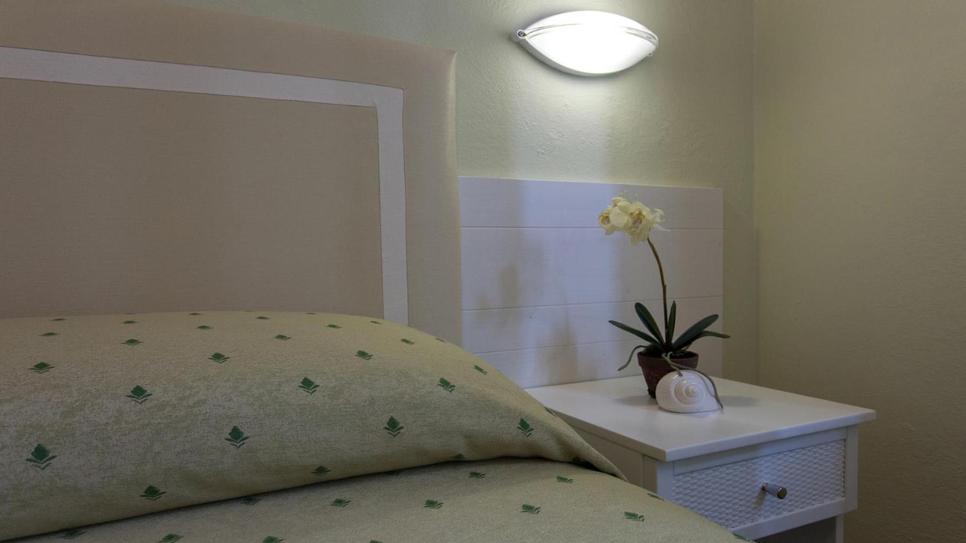 Budget Double Room - Photo 8
