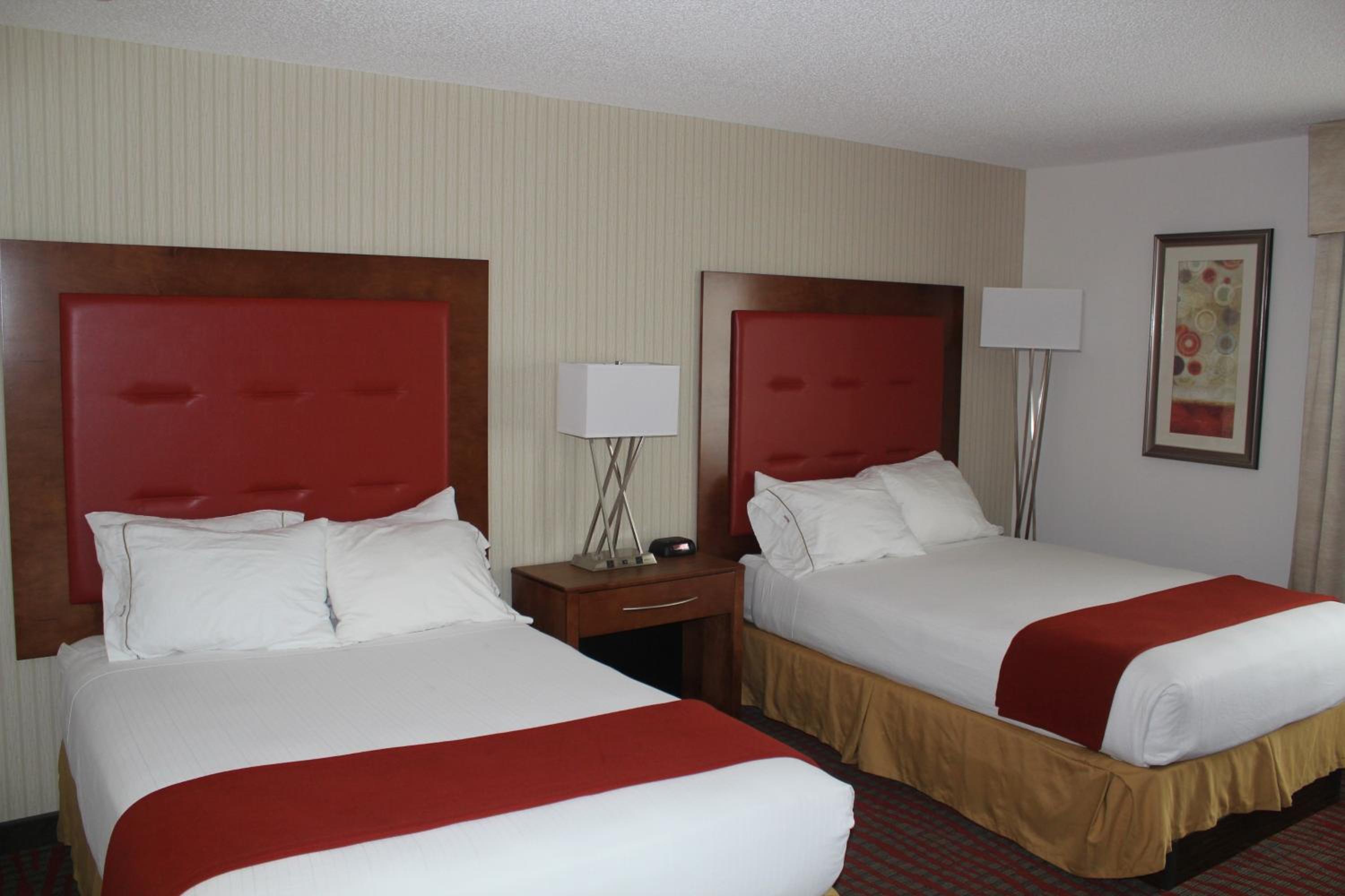 Standard Room with Two Queen Beds - Photo 1
