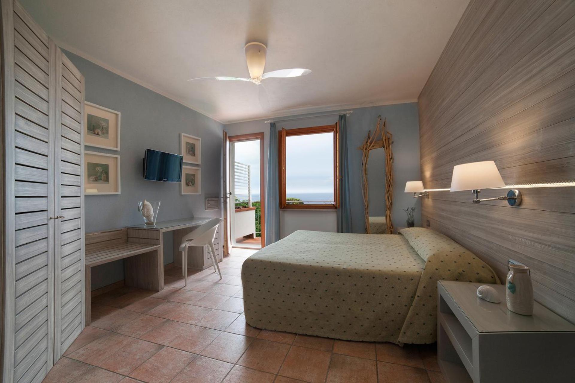 Double Room with Balcony and Sea View - Photo 1