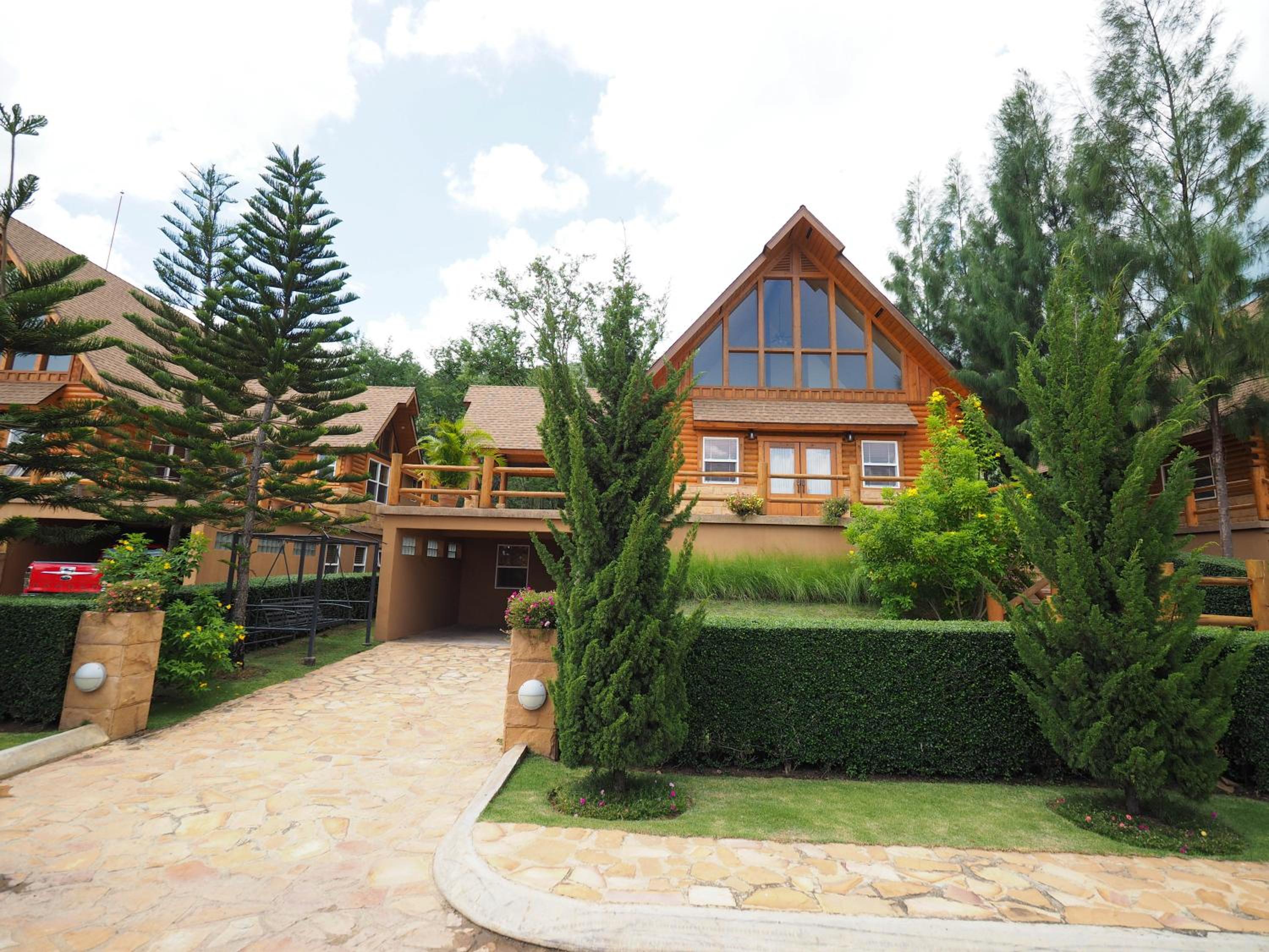 Four-Bedroom House - Photo 8
