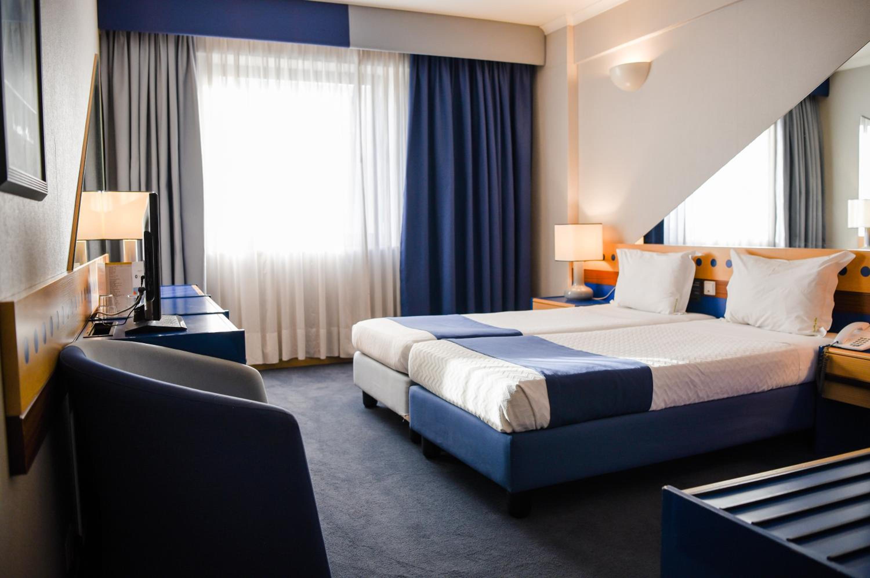 Twin Room - Photo 2