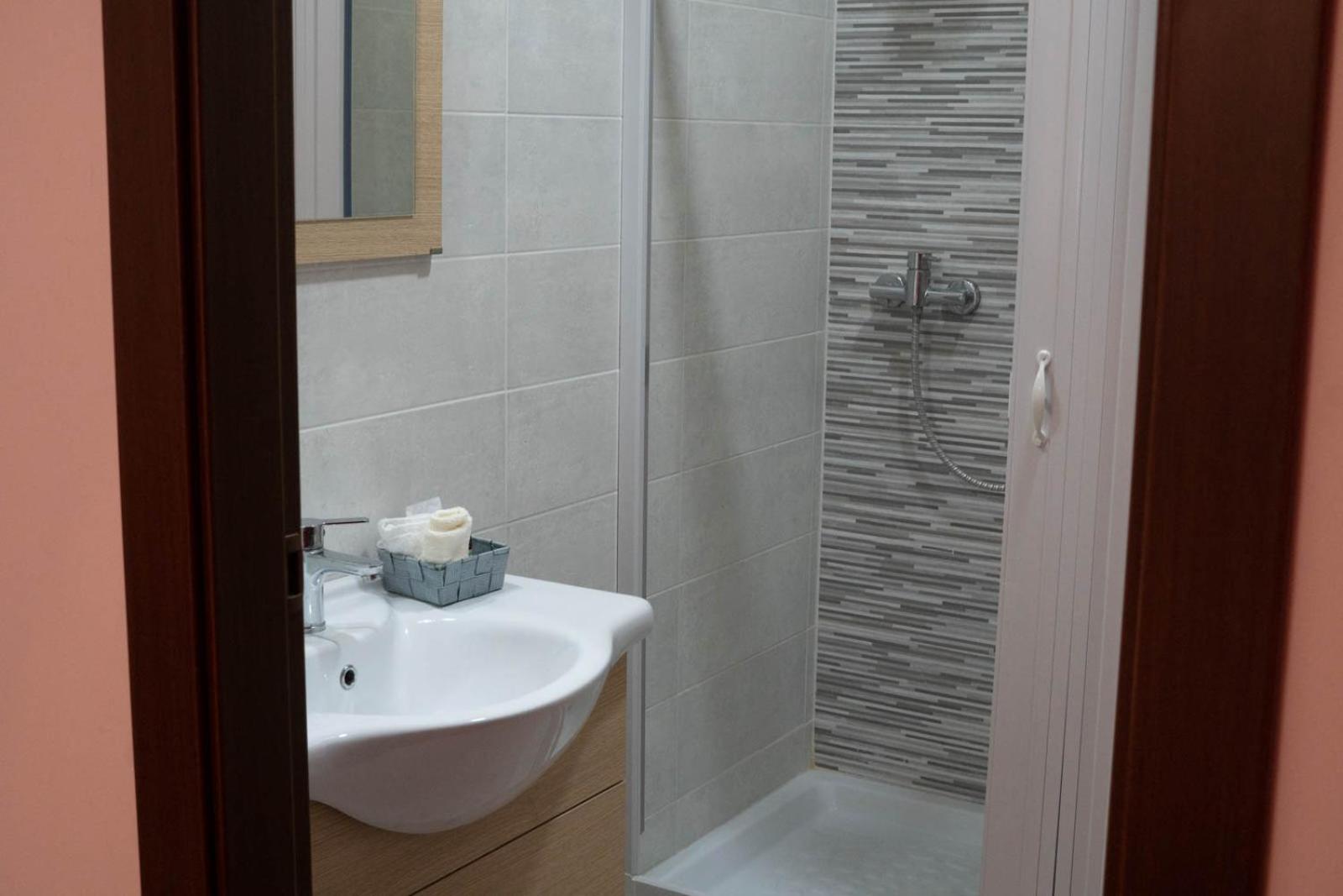 Deluxe Double Room with Shower - Photo 6