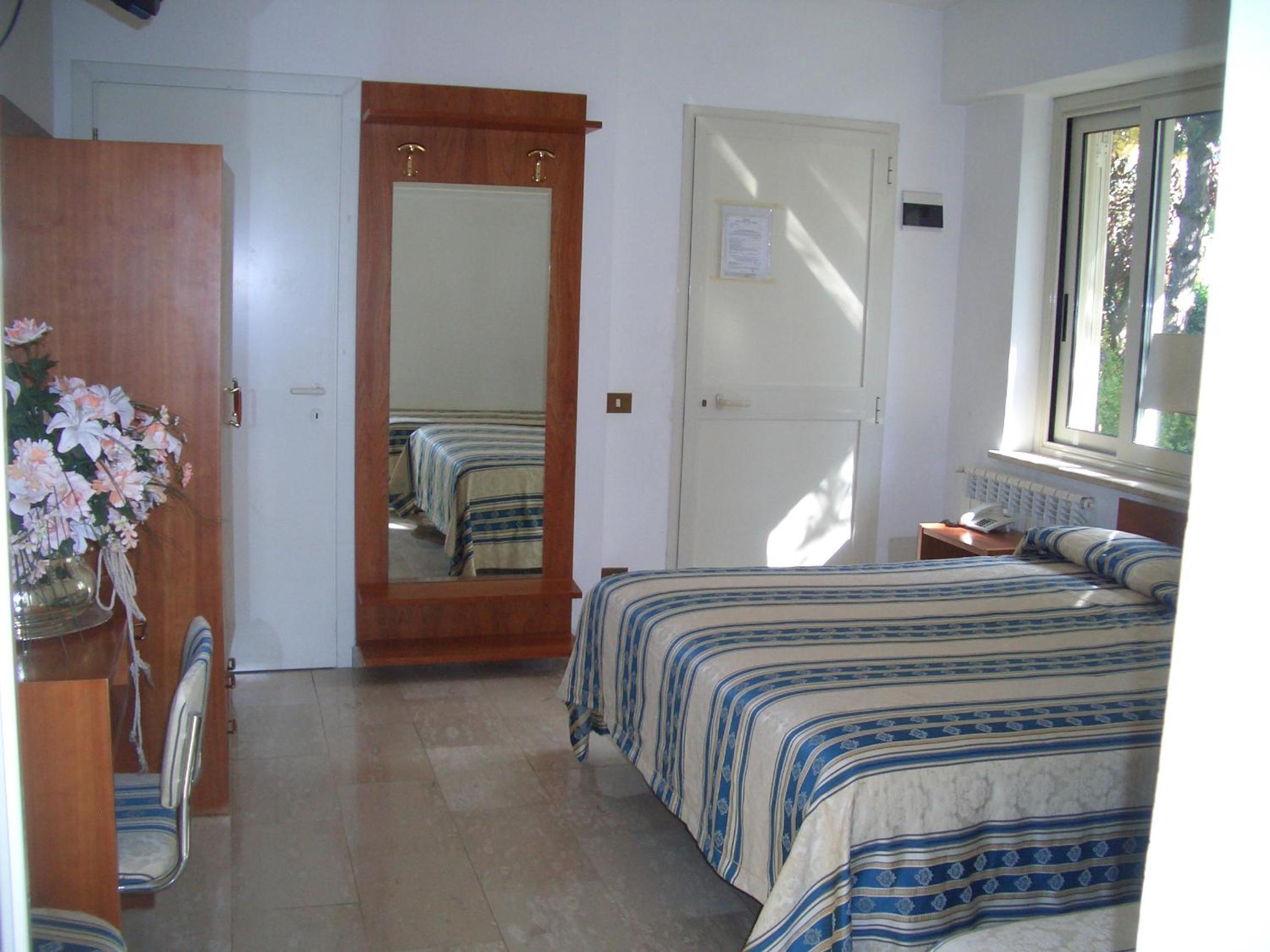 Large Double or Twin Room photo 1