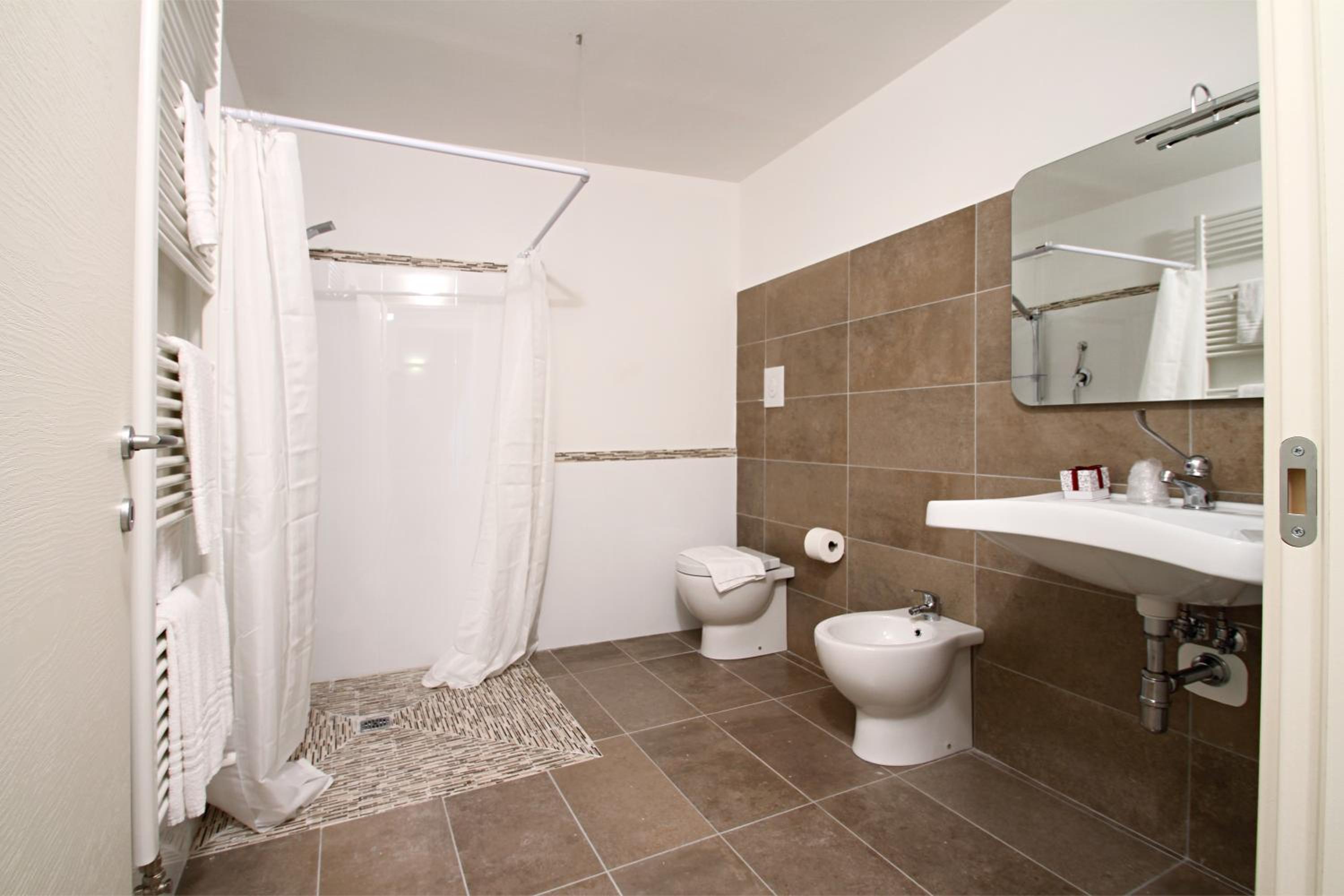 Double Room - Photo 12