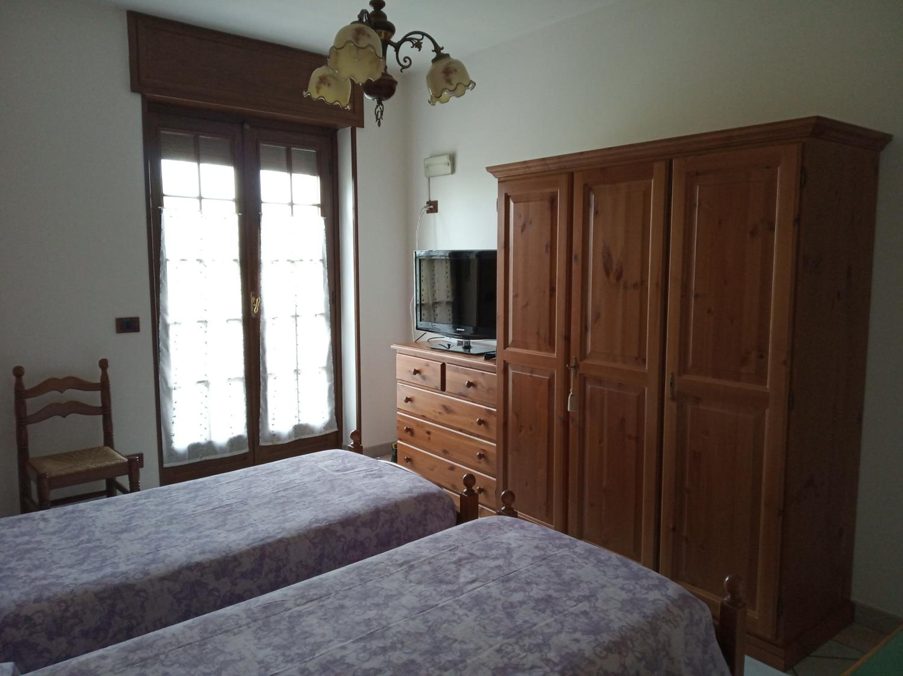 Budget Twin Room - Photo 7