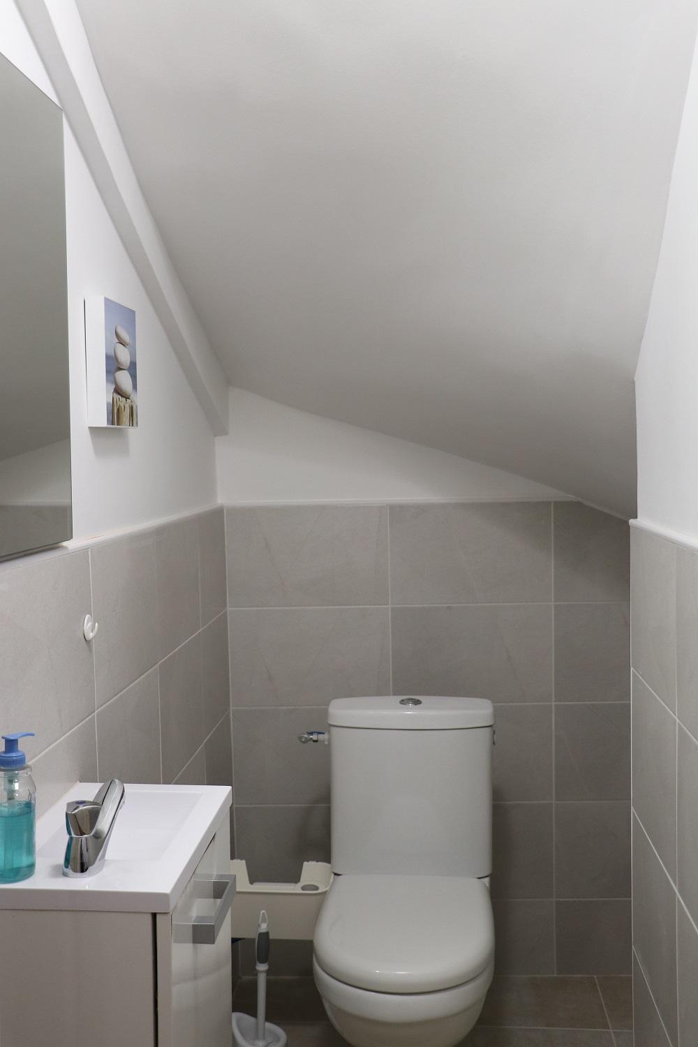Five-Bedroom House - Photo 32